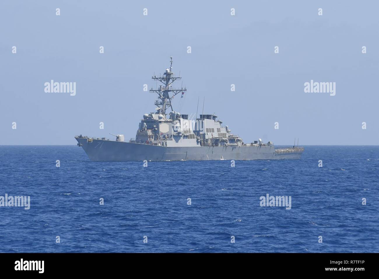 Mare Mediterraneo (Aprile 7, 2017) le visite-missile destroyer USS Ross (DDG 71) transita il Mare Mediterraneo, Aprile 7, 2017. Ross, distribuita a Rota, Spagna, sta conducendo operazioni navali negli Stati Uniti Sesta flotta area di operazioni a sostegno degli Stati Uniti per gli interessi di sicurezza nazionali in Europa. Foto Stock