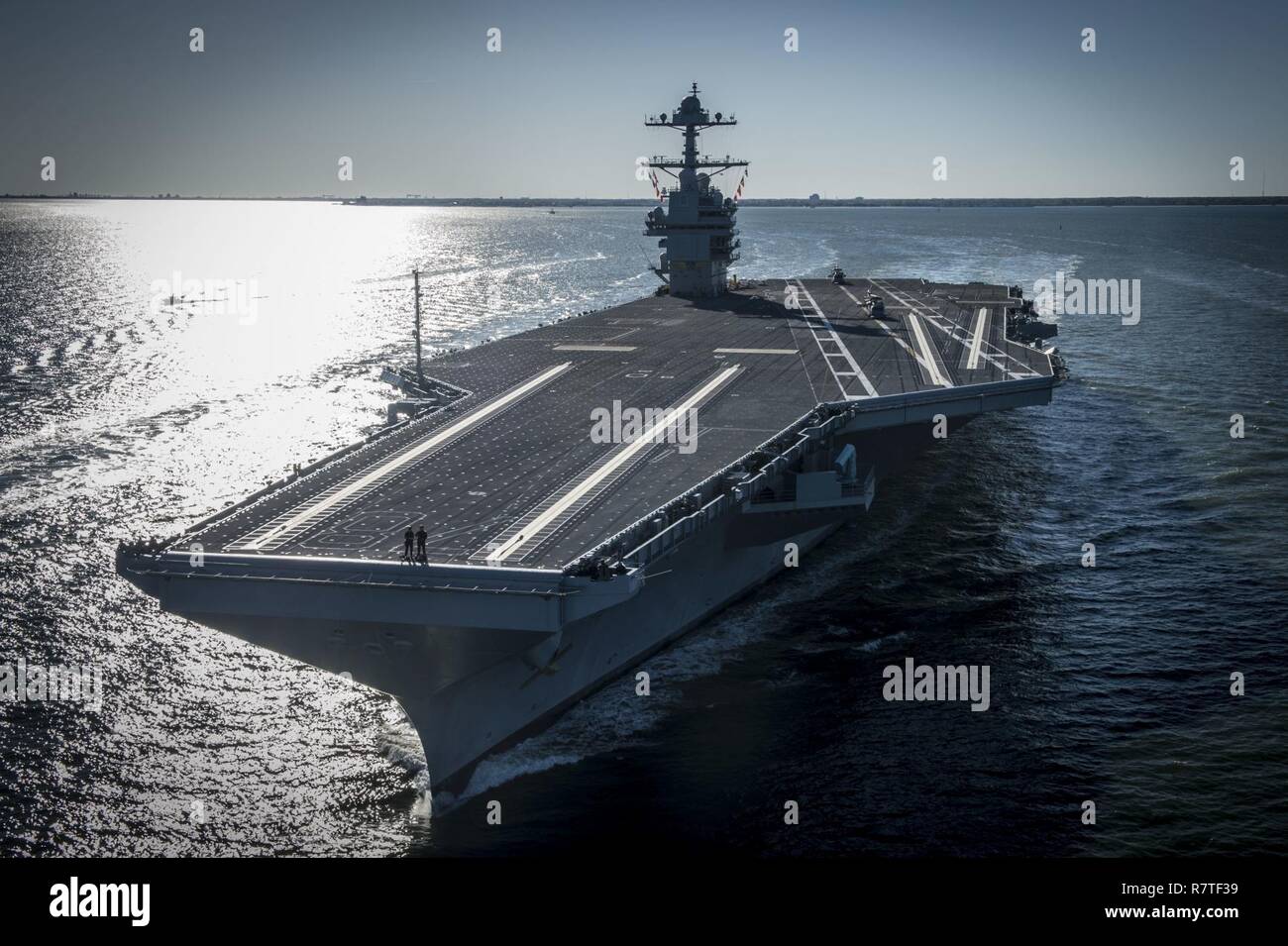 NEWPORT NEWS, Va. (Aprile 08, 2017) Il futuro USS Gerald Ford (CVN 78) in corso sul suo proprio potere per la prima volta. Il primo della categoria per nave -- il primo nuovo U.S. portaerei design in 40 anni -- dovranno trascorrere diversi giorni conducendo builder prove in mare, un test completo di molte navi sistemi chiave e tecnologie. Foto Stock