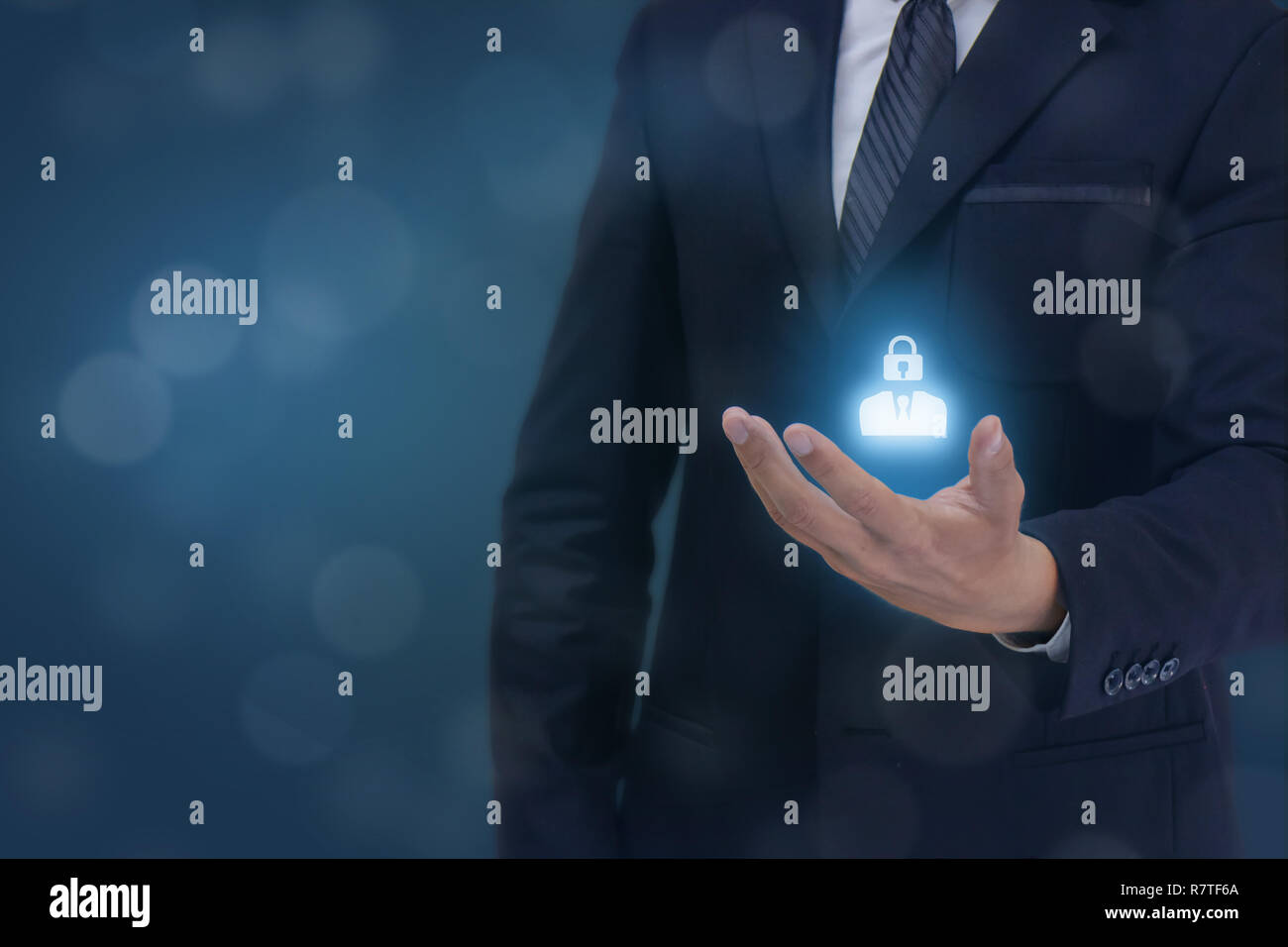 Il PILR protezioni dei dati personali concetto, business man mano che trattiene il PILR icona segno , l' uomo, società titolare di azienda tenta di protezione i dati del pers Foto Stock