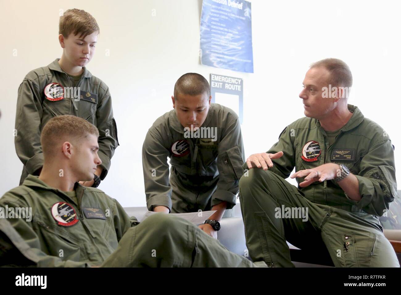 Sgt. 1. Classe Midsru Miyazaki, centro coordina con Marines assegnato a mezzo marino Tiltrotor Squadron 204 durante un pre-volo breve al Marine Corps Air Station New River, N.C., Aprile 7, 2017. Miyazaki è stata la formazione per diventare il primo giapponese a MV-22 Osprey capo equipaggio. VMMT-204's missione è quella di fornire una formazione di piloti Osprey, capi di equipaggio e le unità di misura in uso e manutenzione della MV-22 Osprey tiltrotor aeromobili. VMMT-204 è assegnato alle Marine Aircraft Group 26, 2° velivolo marino ala. (Marine Corps Foto Stock