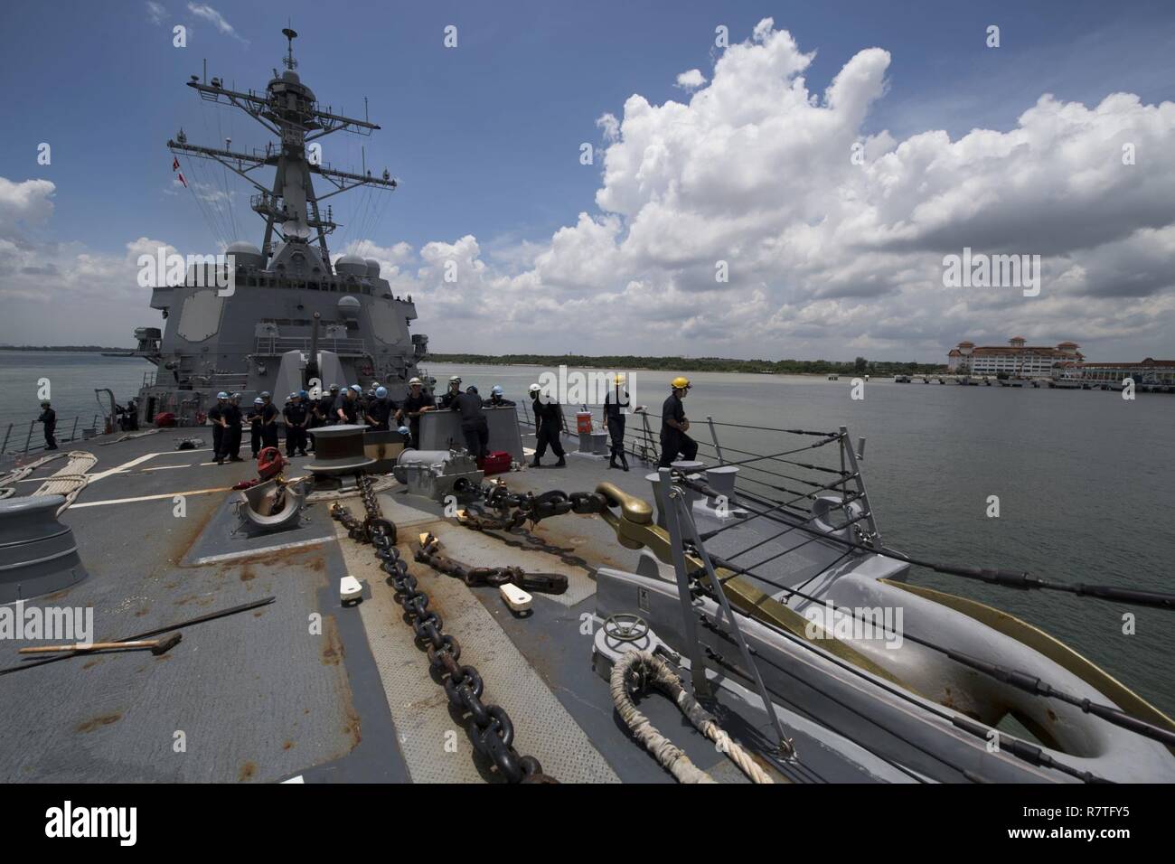 PORT KLANG, Malaysia (8 aprile 2017) Arleigh Burke-class guidato-missile destroyer USS Michael Murphy (DDG 112) si diparte Port Klang, Malaysia. Michael Murphy è su un regolarmente programmati Pacifico occidentale di implementazione con la Carl Vinson Carrier Strike gruppo come parte dell'U.S. Flotta del pacifico-led iniziativa di estendere il comando e le funzioni di controllo di Stati Uniti 3a flotta. Stati Uniti Navy portaerei strike gruppi hanno pattugliato il Indo-Asia-Pacifico regolarmente e sistematicamente per più di 70 anni. Foto Stock