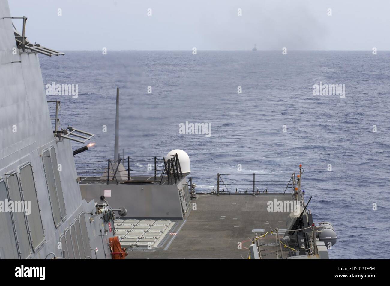 Oceano Pacifico (Aprile 8, 2017) Il Arleigh Burke-class guidato-missile destroyer USS Sterett (DDG 104) conduce una Close-In Weapon System (CIWS) pre-azione calibrazione obiettivo esercitazione antincendio. Sterett è parte della superficie Sterett-Dewey Action Group ed è il terzo gruppo di distribuzione che operano sotto il comando ed il controllo costrutto denominato 3a flotta in avanti. Stati Uniti 3a flotta operante in avanti offre opzioni aggiuntive per la flotta del Pacifico commander sfruttando le capacità del 3° e 7° flotte. Foto Stock