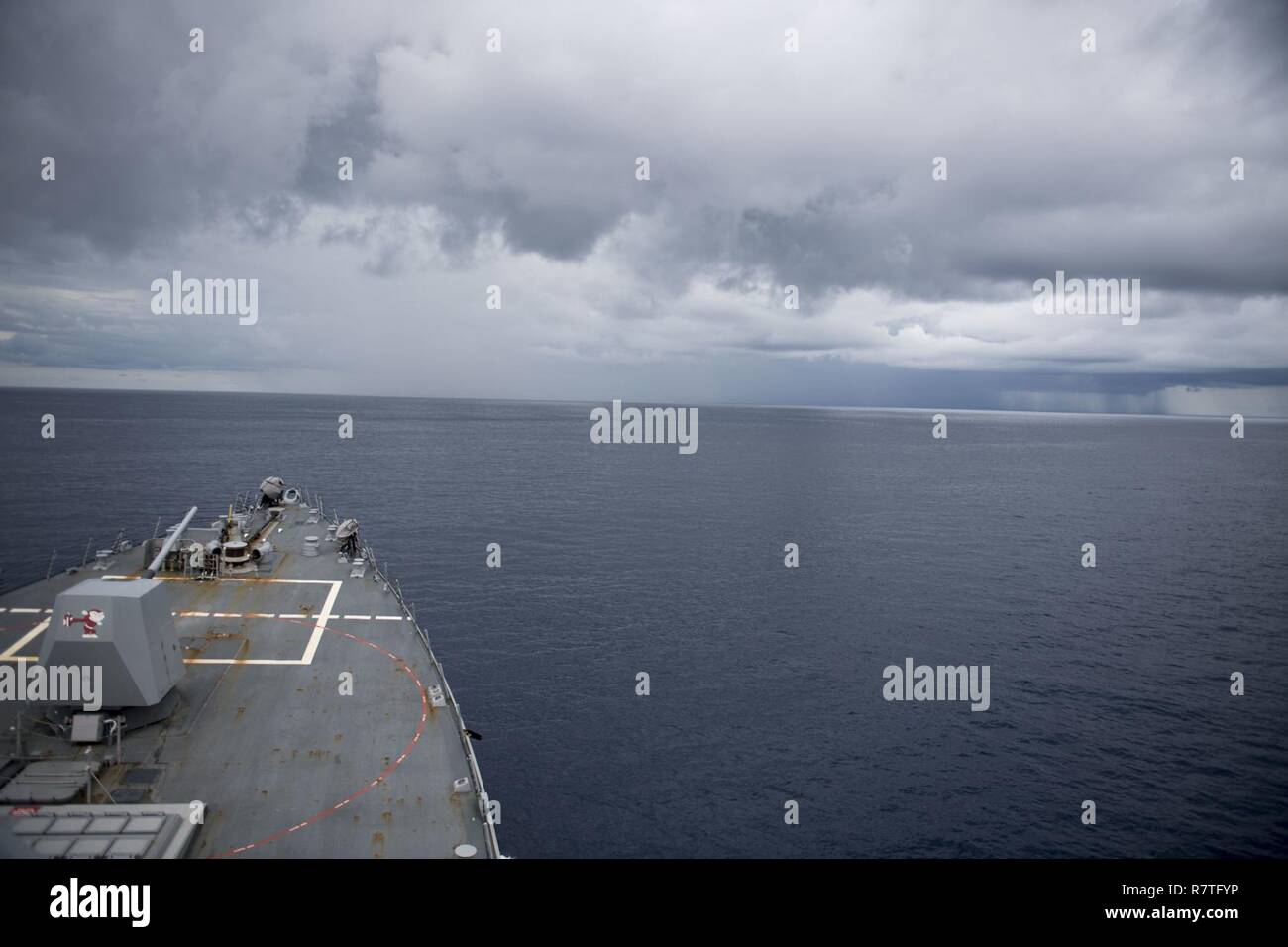 Sul mare del sud della Cina (1 aprile 2017) Arleigh Burke-class guidato-missile destroyer USS Michael Murphy (DDG 112) transita sul Mare della Cina del Sud. Michael Murphy è su un regolarmente programmati Pacifico occidentale di implementazione con la Carl Vinson Carrier Strike gruppo come parte dell'U.S. Flotta del pacifico-led iniziativa di estendere il comando e le funzioni di controllo di Stati Uniti 3a flotta. Stati Uniti Navy portaerei strike gruppi hanno pattugliato il Indo-Asia-Pacifico regolarmente e sistematicamente per più di 70 anni. Foto Stock