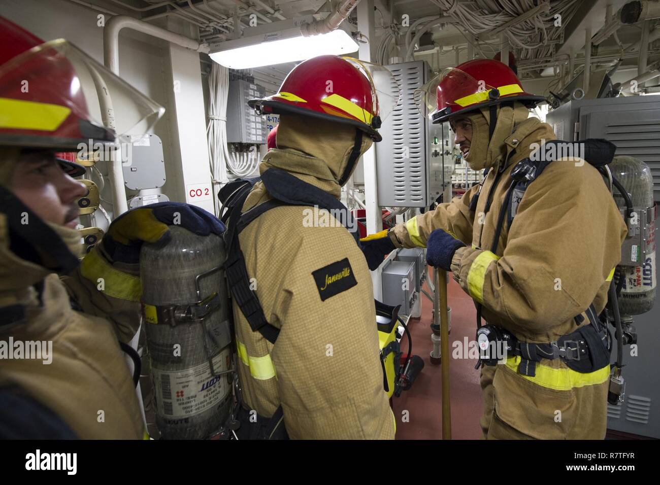 Oceano Pacifico (8 aprile 2017) dello scafo tecnico di manutenzione di terza classe Leroy Malone, Phoenix nativi e dà istruzioni al suo team a bordo Arleigh Burke-class guidato-missile destroyer USS Sterett (DDG 104) durante uno spazio principale drill incendio. Sterett è parte della superficie Sterett-Dewey Action Group ed è il terzo gruppo di distribuzione che operano sotto il comando ed il controllo costrutto denominato 3a flotta in avanti. Stati Uniti 3a flotta operante in avanti offre opzioni aggiuntive per la flotta del Pacifico commander sfruttando le capacità del 3° e 7° flotte. Foto Stock