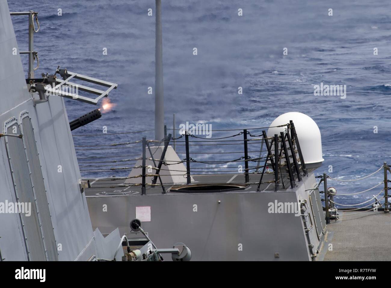 Oceano Pacifico (Aprile 8, 2017) Il Arleigh Burke-class guidato-missile destroyer USS Sterett (DDG 104) conduce una Close-In Weapon System (CIWS) pre-azione calibrazione obiettivo esercitazione antincendio. Sterett è parte della superficie Sterett-Dewey Action Group ed è il terzo gruppo di distribuzione che operano sotto il comando ed il controllo costrutto denominato 3a flotta in avanti. Stati Uniti 3a flotta operante in avanti offre opzioni aggiuntive per la flotta del Pacifico commander sfruttando le capacità del 3° e 7° flotte. Foto Stock