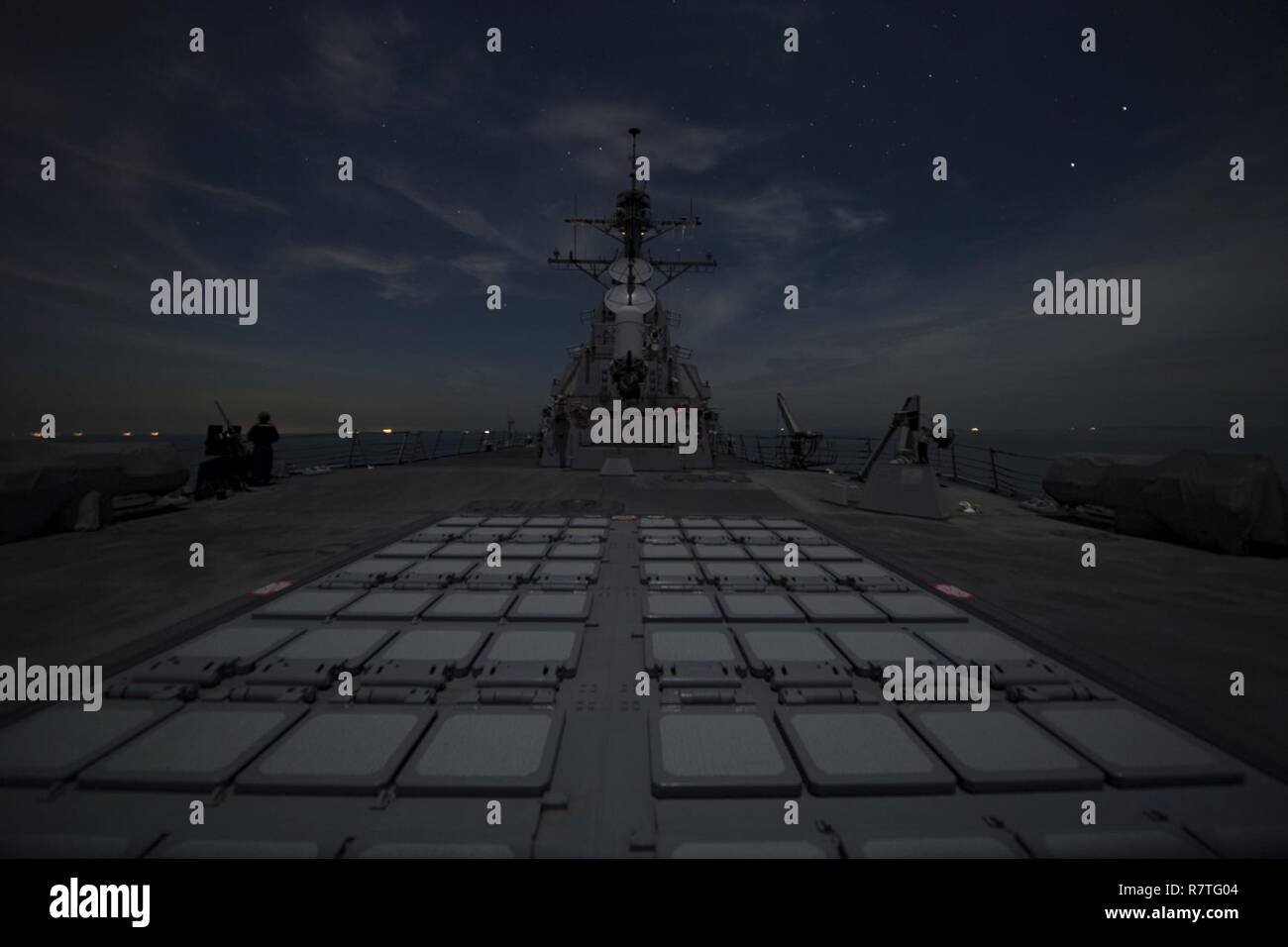 Lo stretto di Singapore (9 aprile 2017) Arleigh Burke-class guidato-missile destroyer USS Michael Murphy (DDG 112) transita il stretto di Singapore. Michael Murphy è su un regolarmente programmati Pacifico occidentale di implementazione con la Carl Vinson Carrier Strike gruppo come parte dell'U.S. Flotta del pacifico-led iniziativa di estendere il comando e le funzioni di controllo di Stati Uniti 3a flotta. Stati Uniti Navy portaerei strike gruppi hanno pattugliato il Indo-Asia-Pacifico regolarmente e sistematicamente per più di 70 anni. Foto Stock