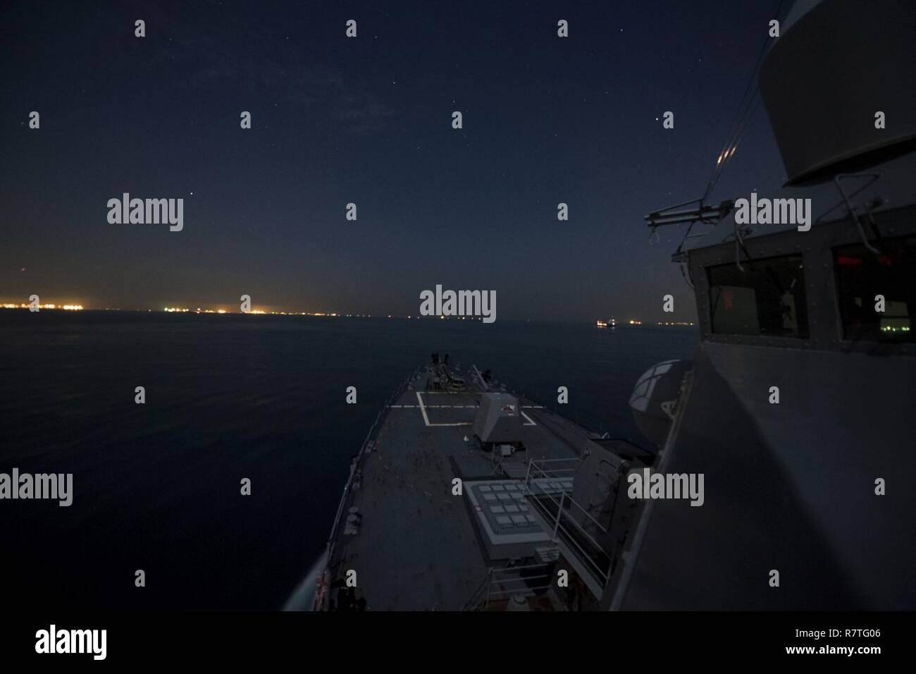 Lo stretto di Singapore (Aprile 9, 2017) Il Arleigh Burke-class guidato-missile destroyer USS Michael Murphy (DDG 112) transita il stretto di Singapore. Michael Murphy è programmata un pacifico occidentale di implementazione con la Carl Vinson Carrier Strike gruppo come parte dell'U.S. Flotta del pacifico-led iniziativa di estendere il comando e le funzioni di controllo di Stati Uniti 3a flotta. Stati Uniti Navy portaerei strike gruppi hanno pattugliato il Indo-Asia-Pacifico regolarmente e sistematicamente per più di 70 anni. Foto Stock