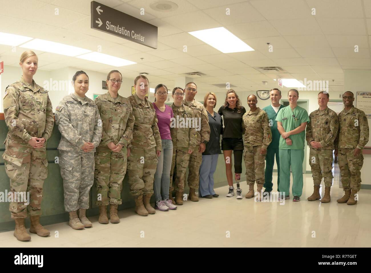 Il cap. Kelly Elmlinger (centro), un esercito infermiere del cancro e di reversibilità, visite William Beaumont Army Medical Center del reparto chirurgico, dove ha condiviso la sua esperienza durante la sua lotta con sarcoma sinoviale, una rara dei tessuti molli cancro, e recuperando attraverso il recupero degli arti e di amputazione con membri dello staff, 6 aprile. Elmlinger, chi è il coaching e mentoring combattenti feriti durante questo anno il Dipartimento della Difesa Warrior giochi, ha visitato con i membri del personale che li aiutino a capire l'impatto WBAMC personale può avere sui pazienti. Foto Stock