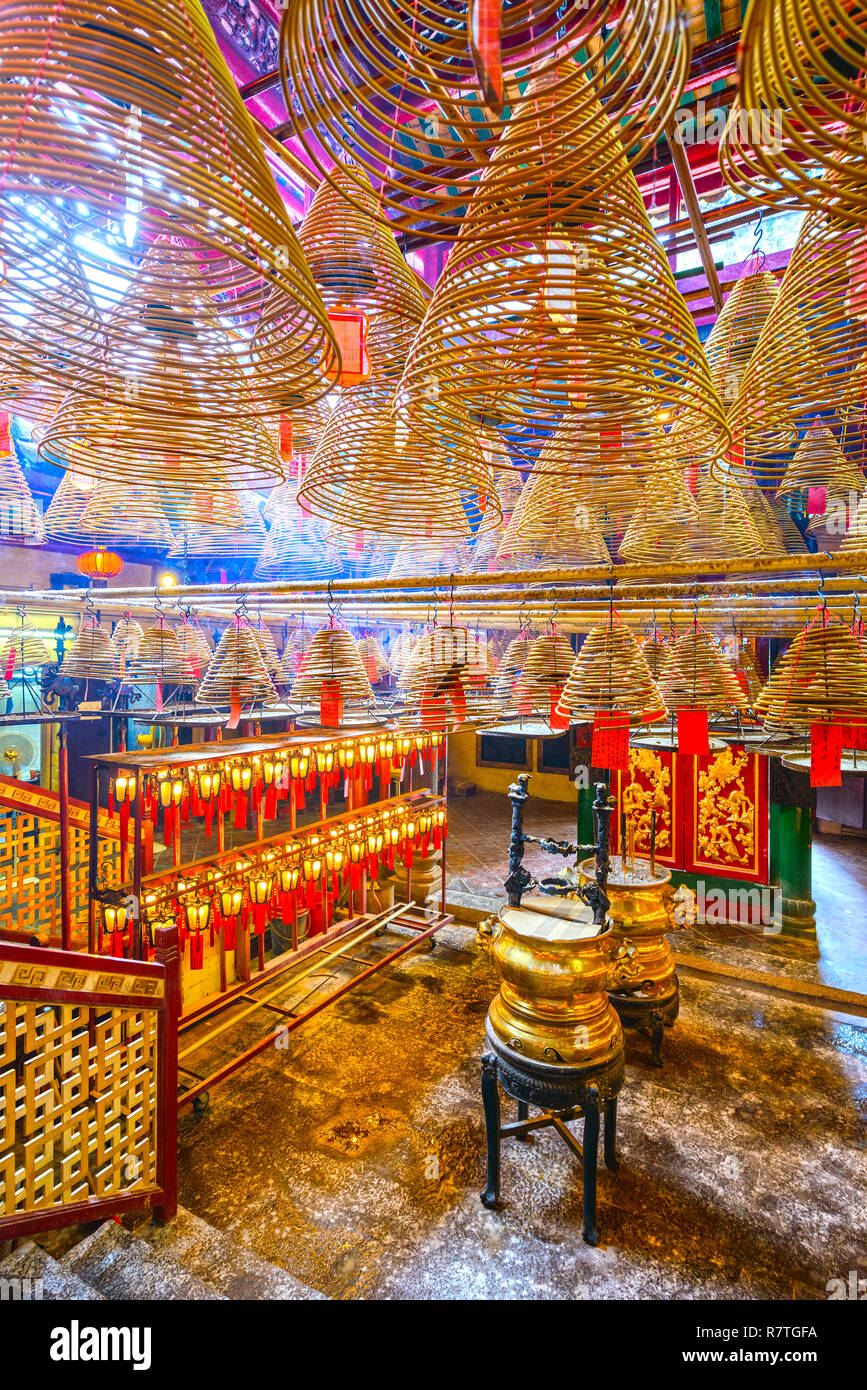 HONG KONG, CINA - 17 Maggio 2014: l'interno del Tempio di Man Mo. Istituito nel 1847, il tempio dedicato al dio civile uomo Cheong e marti Foto Stock