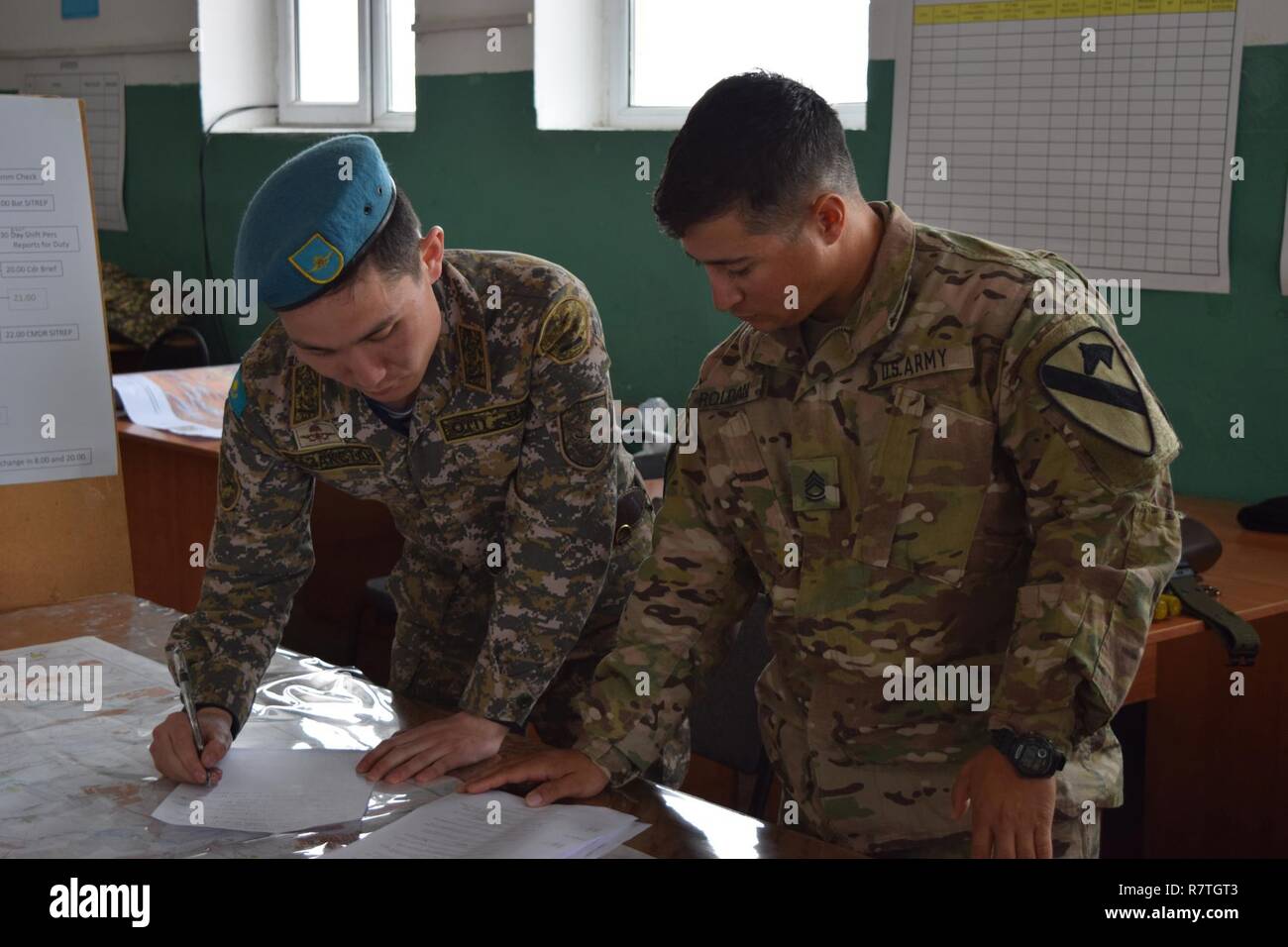 Sgt. 1. Classe Luis Roldanneris, Alfa truppa, 6-9 reggimento di cavalleria, funziona con una brigata di Kazakhstani responsabile del personale per preparare una prescrizione operativa durante la steppa Eagle Koktem apr. 1, 2017 a Illisky Training Center, il Kazakistan. I prodotti preparati durante Koktem verrà utilizzato durante la fase due della steppa Eagle nel luglio 2017. Foto Stock