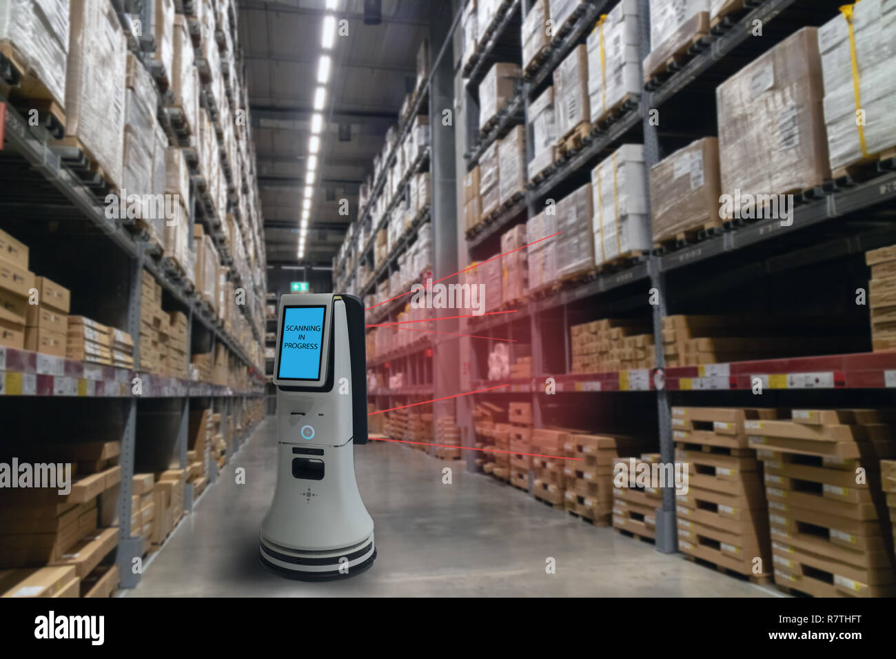 Smart concetto di vendita al dettaglio, il robot service utilizzano per controllare i dati di o nei negozi che vendono merci sui ripiani facilmente visto il codice a barre e i prezzi o la foto com Foto Stock Smart concetto di vendita al dettaglio, il robot service utilizzano per controllare i dati di o nei negozi che vendono merci sui ripiani facilmente visto il codice a barre e i prezzi o la foto com Foto Stock