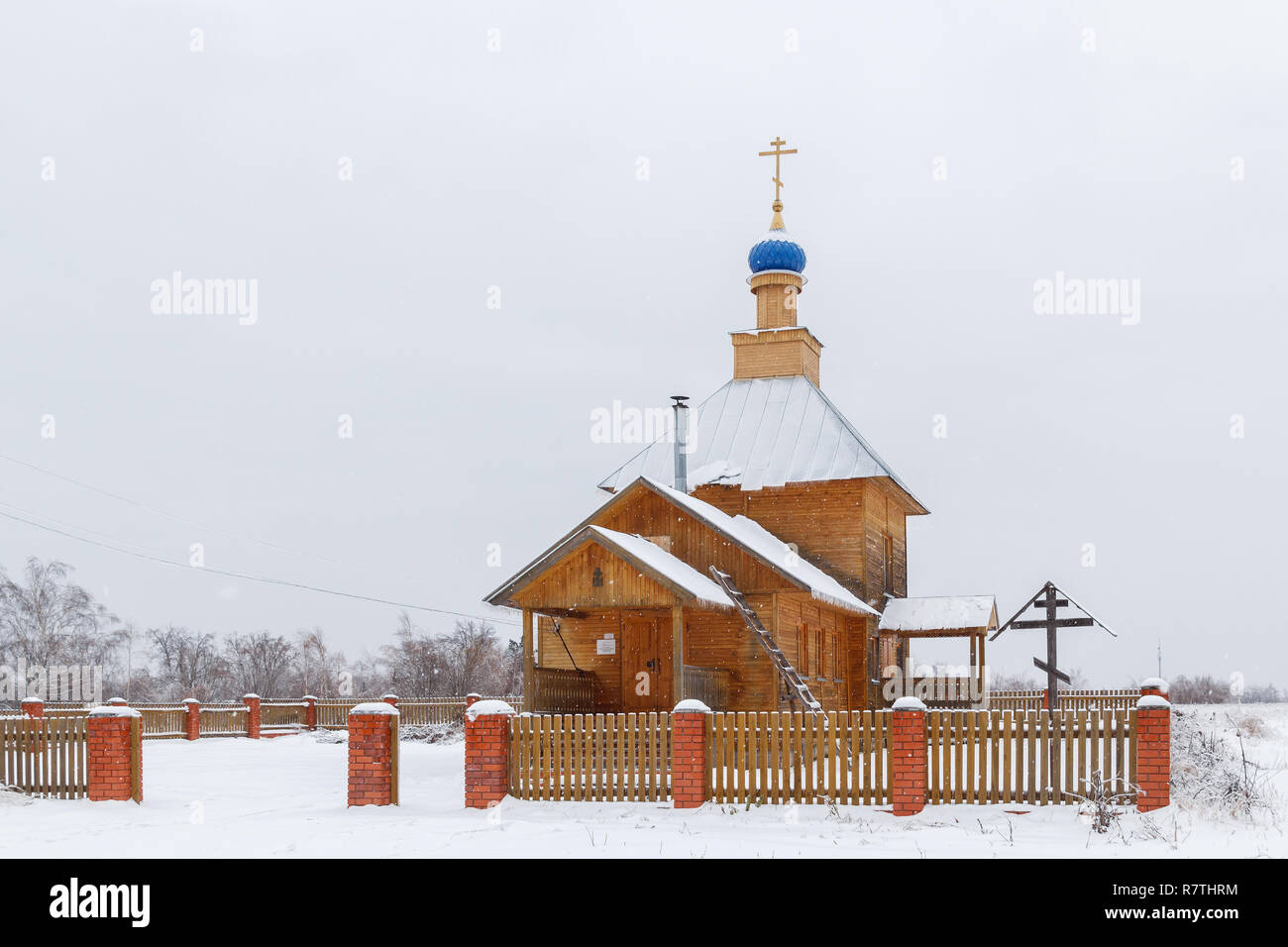 La chiesa presso il cimitero, Russia Foto Stock