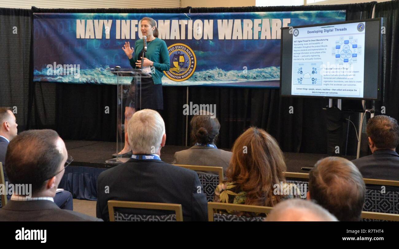 Il porto nazionale, Md. (apr. 5, 2017) Sig.ra Margaret G. Palmieri, direttore di Digital Warfare Ufficio, Ufficio del vice capo di operazioni navali per la guerra informatica (OPNAV N2N6) illustra le attività di digitalizzazione della Marina Militare in Marina la guerra Informatica padiglione presso il 2017 Mare, dell'aria e lo spazio di esposizione (SAS). La guerra informatica pavilion è presentato da una partnership tra la carica di Vice Capo di operazioni navali per la guerra informatica (OPNAV N2N6); Commander, U.S. Flotta Cyber Command/Commander, U.S. Decimo flotta (CFCC/C10F); spazio e guerra navale Sistemi di comando (SPAWAR Foto Stock