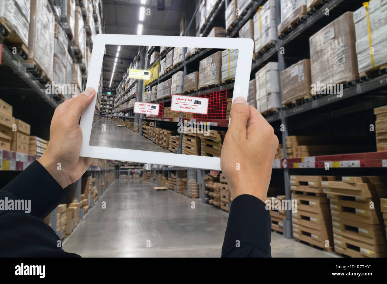 Iot smart retail nel futuristico concetto, il dettagliante tenere il tablet e utilizzare la realtà aumentata technology monitor dati di fuori di accantonare, prezzo, pl Foto Stock