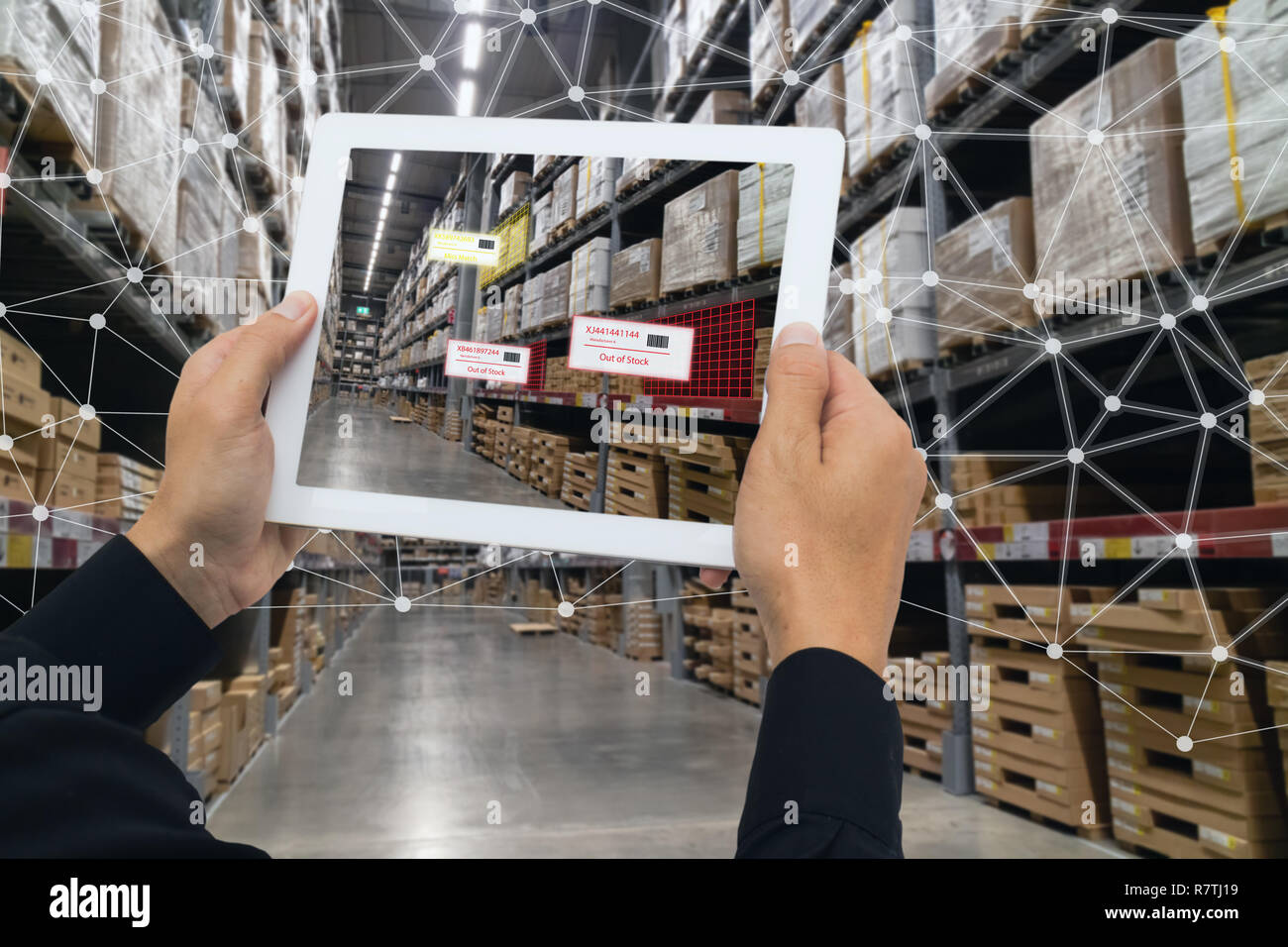 Iot smart retail nel futuristico concetto, il dettagliante tenere il tablet e utilizzare la realtà aumentata technology monitor dati di fuori di accantonare, prezzo, pl Foto Stock