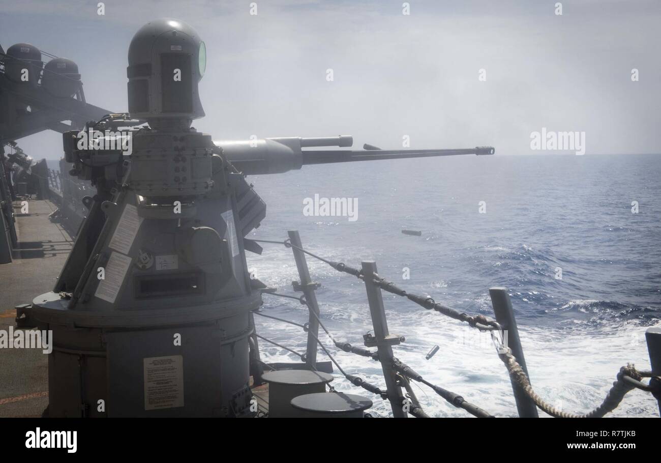 Sul mare del sud della Cina (7 aprile 2017) UNA MK 38 25MM machine-gun incendi turni durante un'esercitazione a fuoco a bordo della Arleigh Burke-class guidato-missile destroyer USS Stethem (DDG 63). Stethem è di pattuglia nel Mare della Cina del Sud il supporto di sicurezza e stabilità nella Indo-Asia-regione del Pacifico. Foto Stock