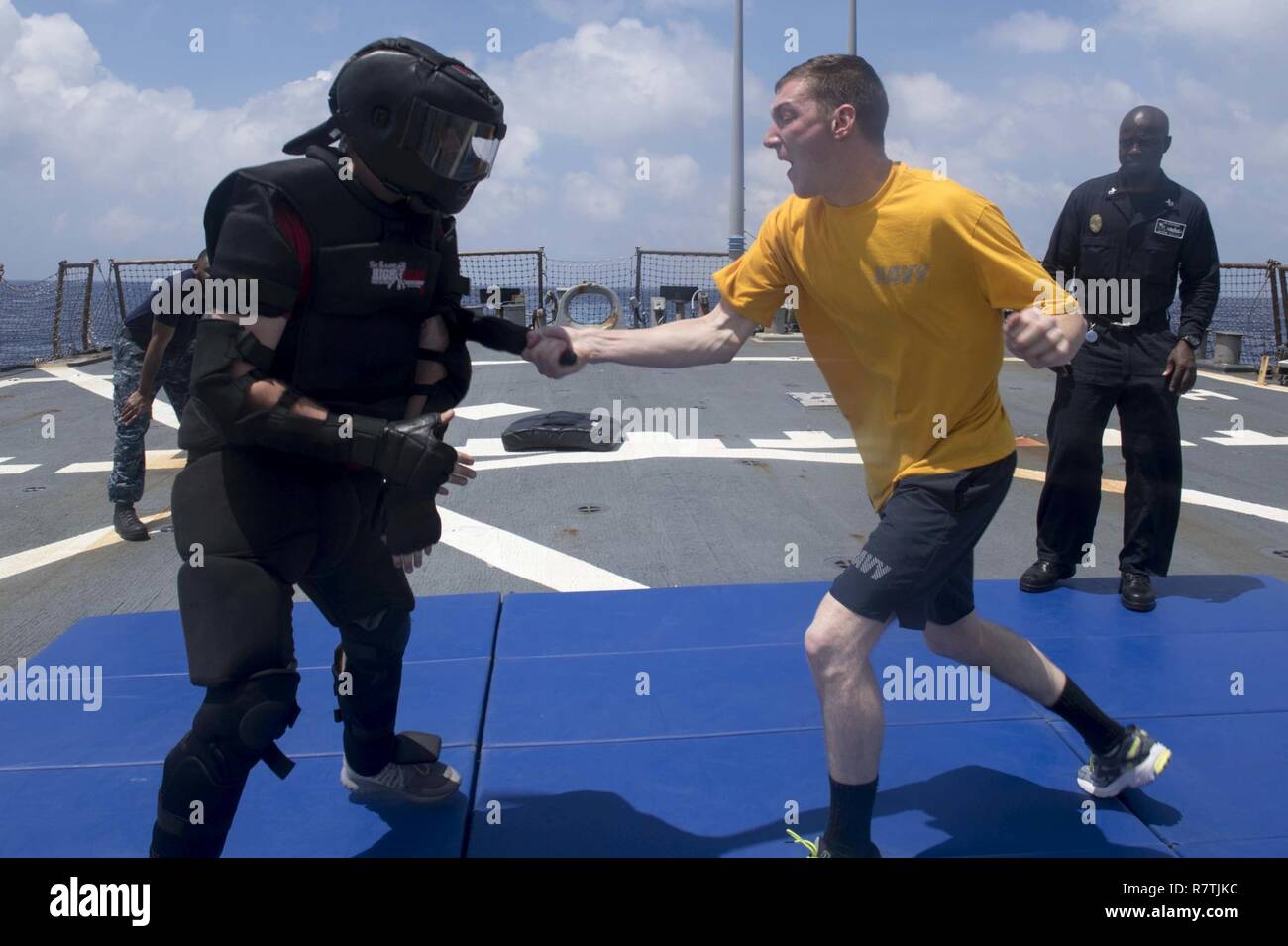 Sul mare del sud della Cina (8 aprile 2017) Electronics Technician marinaio Joel Reid si impegna con un utente malintenzionato simulato dopo essere stati esposti a Oleoresin Capsicum spray durante la sicurezza le forze reazionarie della formazione a bordo del Arleigh Burke-class guidato-missile destroyer USS Stethem (DDG 63). Stethem è di pattuglia nel Mare della Cina del Sud il supporto di sicurezza e stabilità nella Indo-Asia-regione del Pacifico. Foto Stock