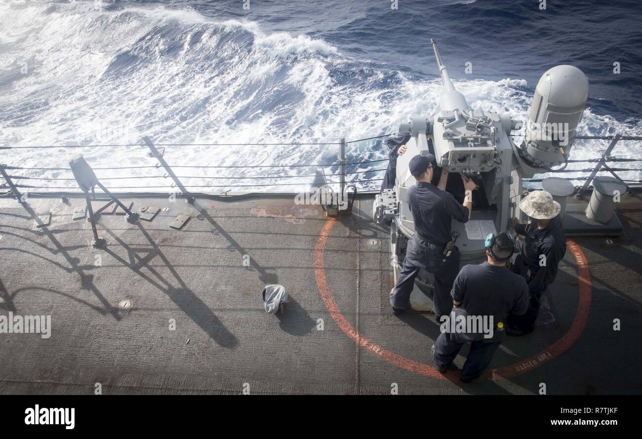 Sul mare del sud della Cina (5 aprile 2017) velisti assegnati al Arleigh Burke-class guidato-missile destroyer USS Stethem (DDG 63) eseguire la manutenzione su un marchio 38 25 mm machine-gun prima di un'esercitazione a fuoco. Stethem è di pattuglia nel Mare della Cina del Sud il supporto di sicurezza e stabilità nella Indo-Asia-regione del Pacifico. Foto Stock