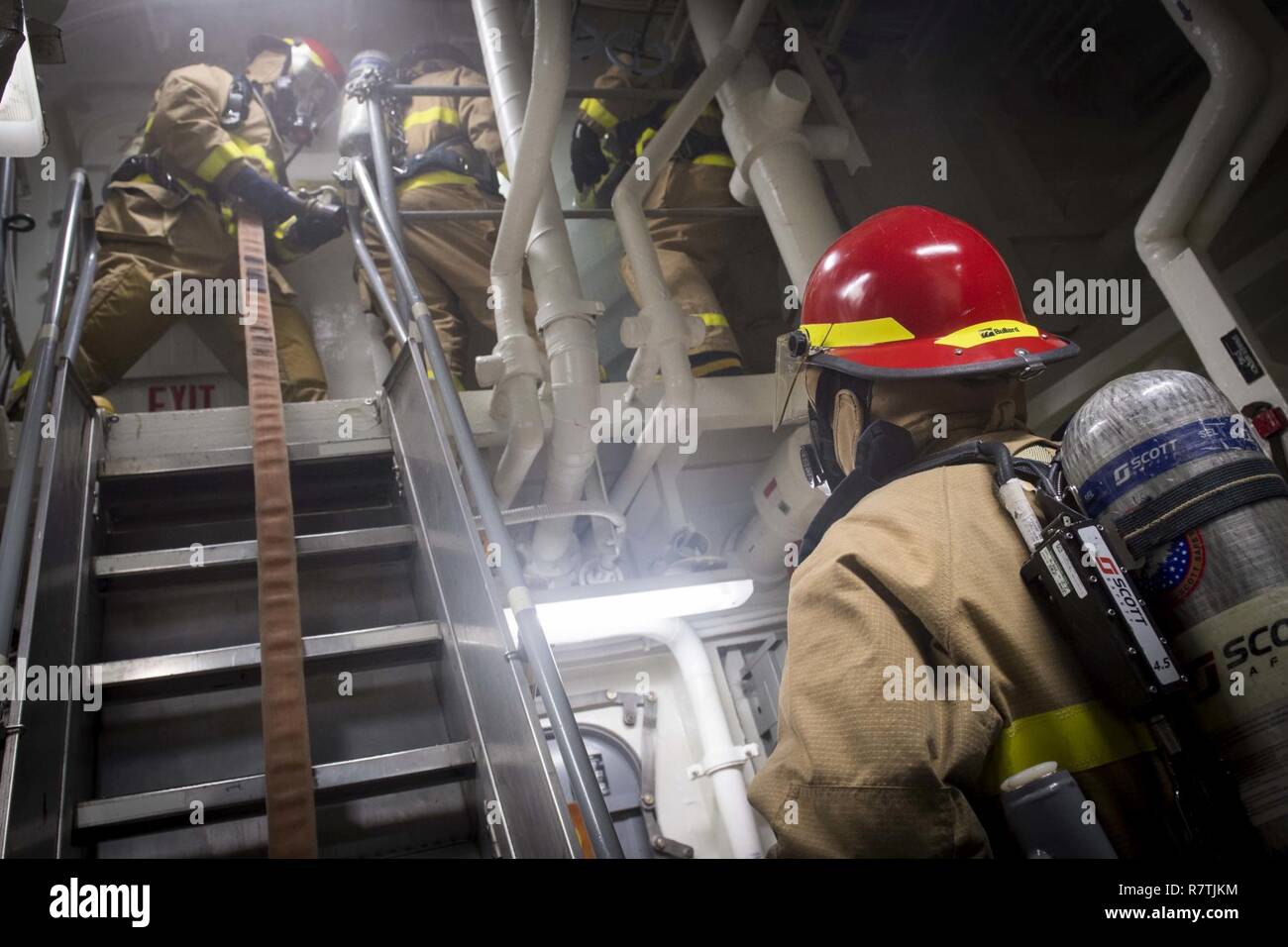 Sul mare del sud della Cina (3 aprile 2017) velisti assegnati al Arleigh Burke-class guidato-missile destroyer USS Stethem (DDG 63) preparare per immettere uno spazio a combattere un incendio simulato durante un controllo del danno trapano. Stethem è di pattuglia nel Mare della Cina del Sud il supporto di sicurezza e stabilità nella Indo-Asia-regione del Pacifico. Foto Stock