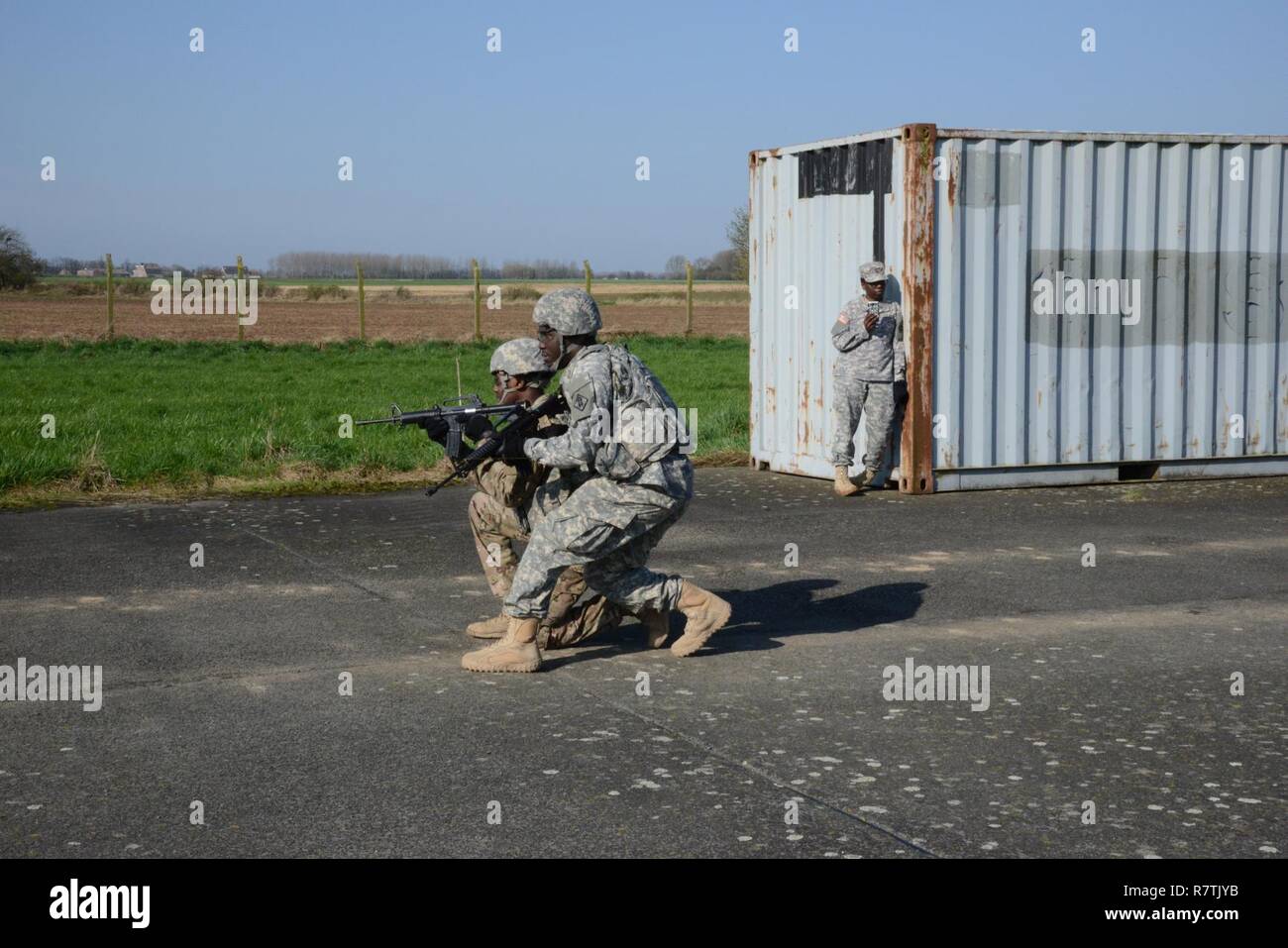 Stati Uniti Soldati del segnale 39Battaglione, passare in una zona pericolosa durante il Comandante della Formazione, 22 marzo 2017, Wingene Air Base, Locale Area Formazione. Foto Stock