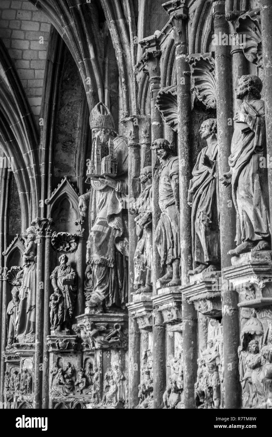 Statua sulla parete della Chiesa, Belgio Foto Stock