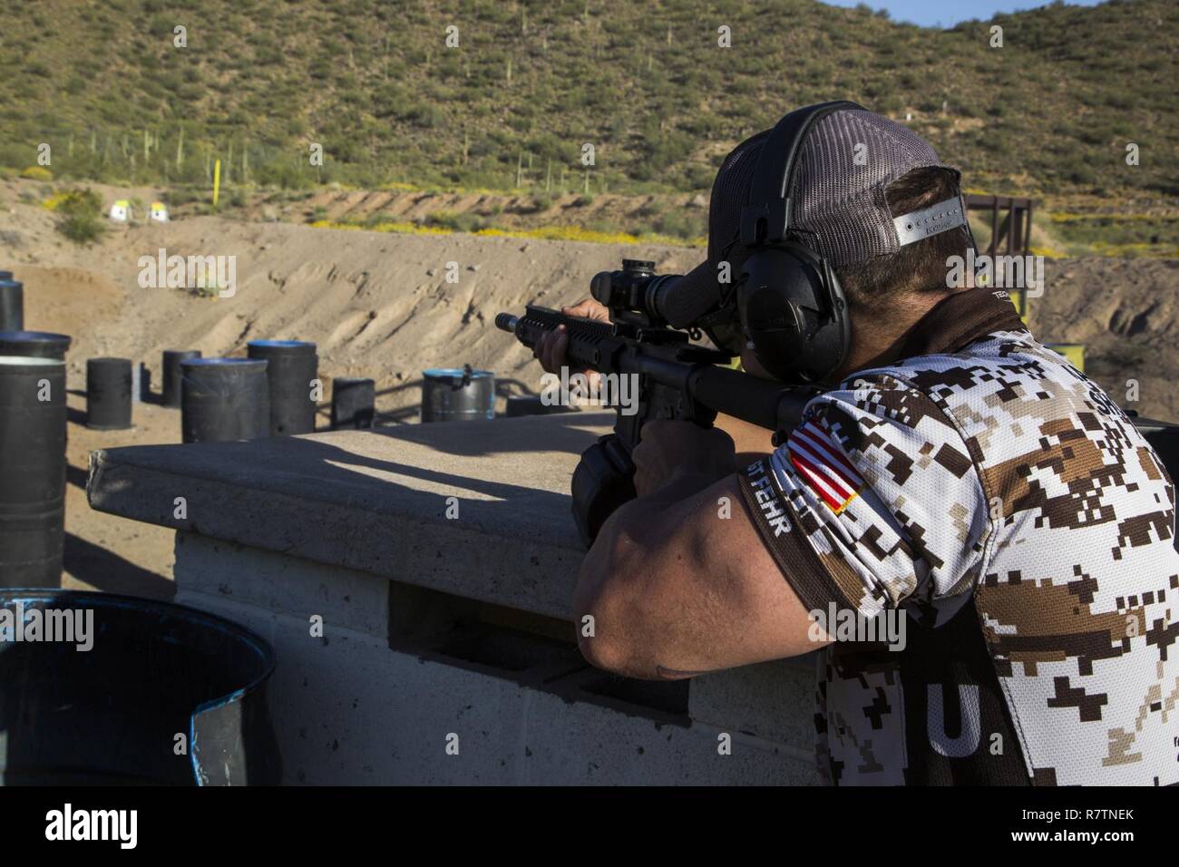 Stati Uniti Marine Corps Staff Sgt. James Fehr, un istruttore concorrente assegnato al Marine Corps azione di scatto Team, impegna obiettivi durante la superstizione mistero di montagna 3-Gun concorrenza a Mesa, Ariz., domenica 26 marzo, 2017. 3-Gun è una disciplina in cui i concorrenti impegnarsi obiettivi in scenari unici utilizzando fucili a canna rigata, fucili e pistole o qualsiasi combinazione dei tre. Il Marine Corps azione di scatto Team, basata al di fuori del Marine Corps base Quantico, Virginia, compete nelle gare in tutti gli Stati Uniti e all'estero. Foto Stock