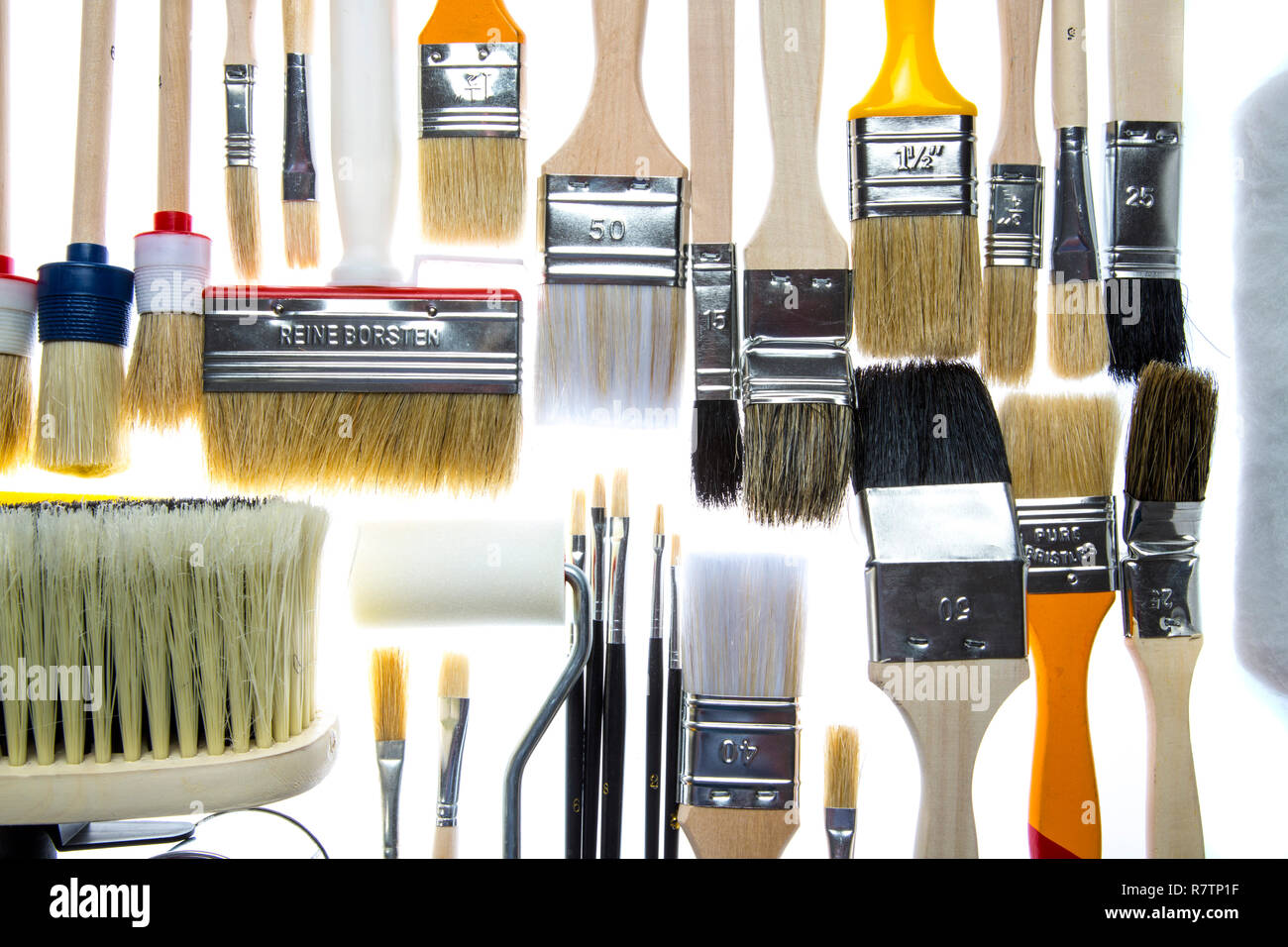 Diversi tipi di spazzole e un rullo di vernice Foto Stock