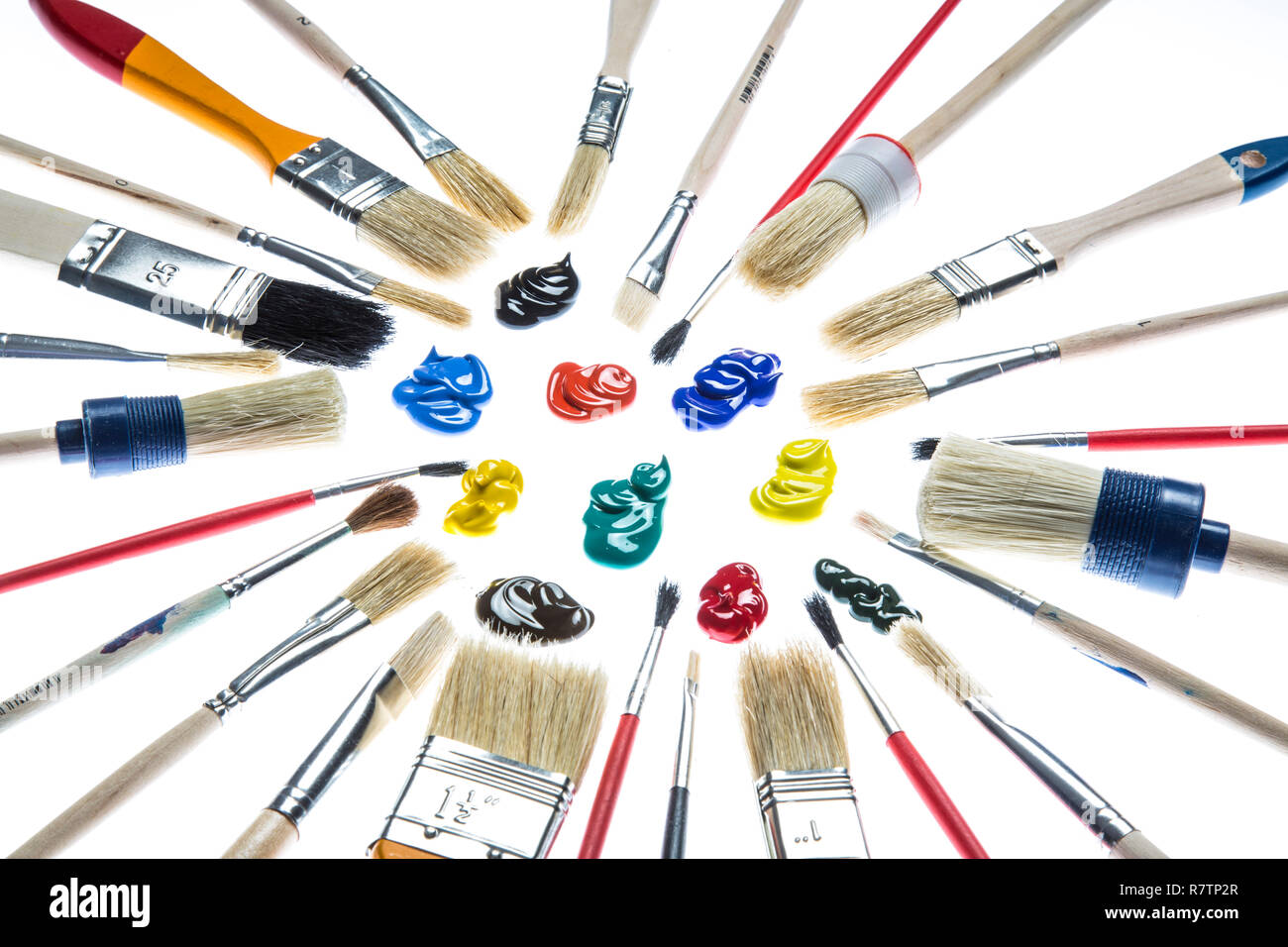 Diversi tipi di spazzole e delle gocce di vernice, vernici acriliche Foto Stock