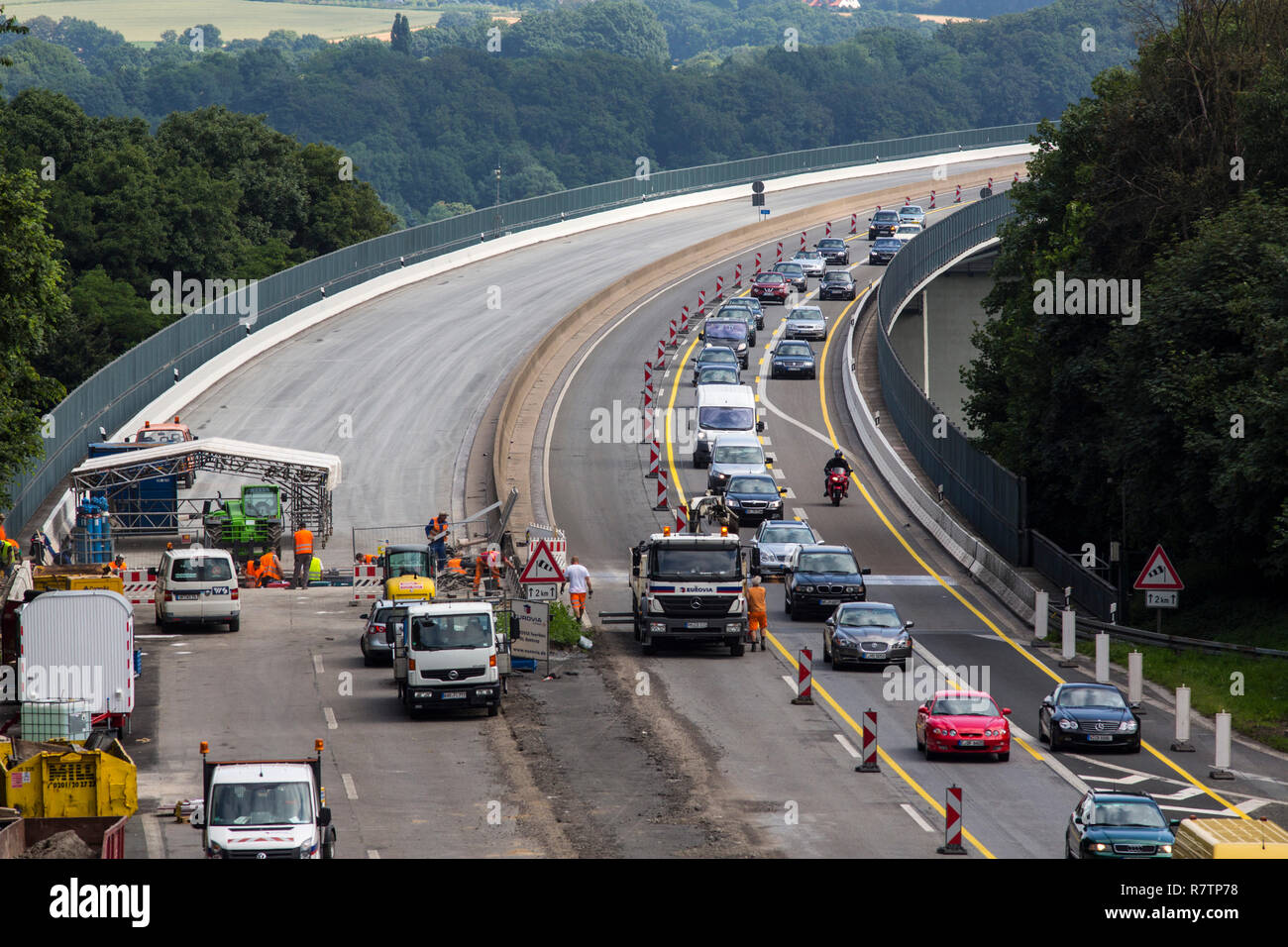 Costruzione e lenta del traffico su autostrada costruzione sul sito l'autostrada A52, Ratingen, Renania settentrionale-Vestfalia Foto Stock