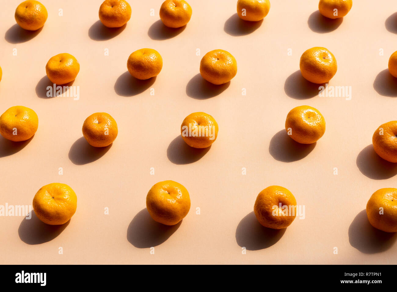Vista superiore del modello di sfondo tutta le arance con forte ombra su sfondo arancione Foto Stock