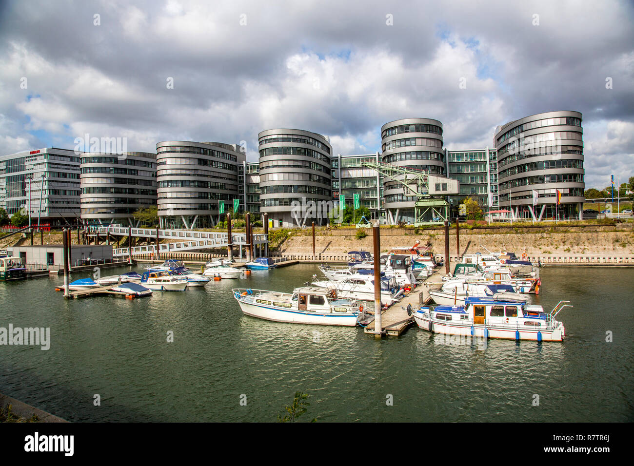 Cinque barche di edificio per uffici, marina, Innenhafen di Duisburg, distretto della Ruhr, Nord Reno-Westfalia, Germania Foto Stock