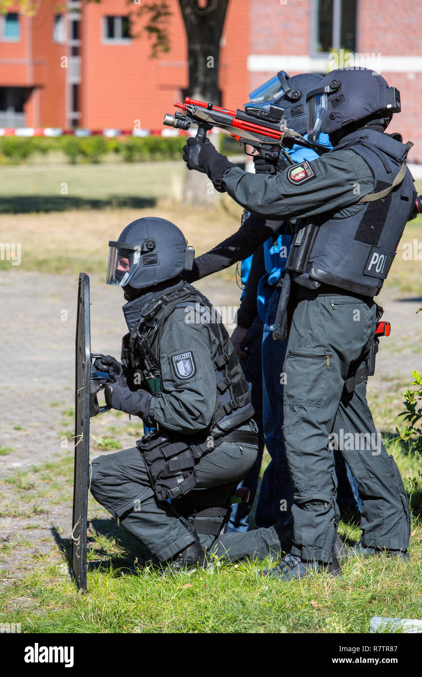 Spezialeinsatzkommandos, SEK, la speciale unità di risposta dello Stato tedesco le forze di polizia, utilizzando armi non in grado di Foto Stock