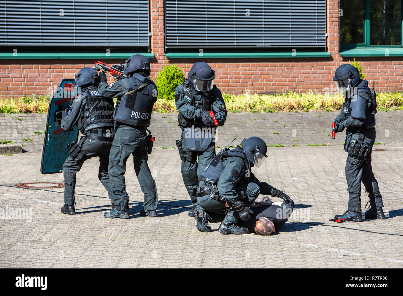 Spezialeinsatzkommandos, SEK, la speciale unità di risposta dello Stato tedesco le forze di polizia, utilizzando armi non in grado di Foto Stock