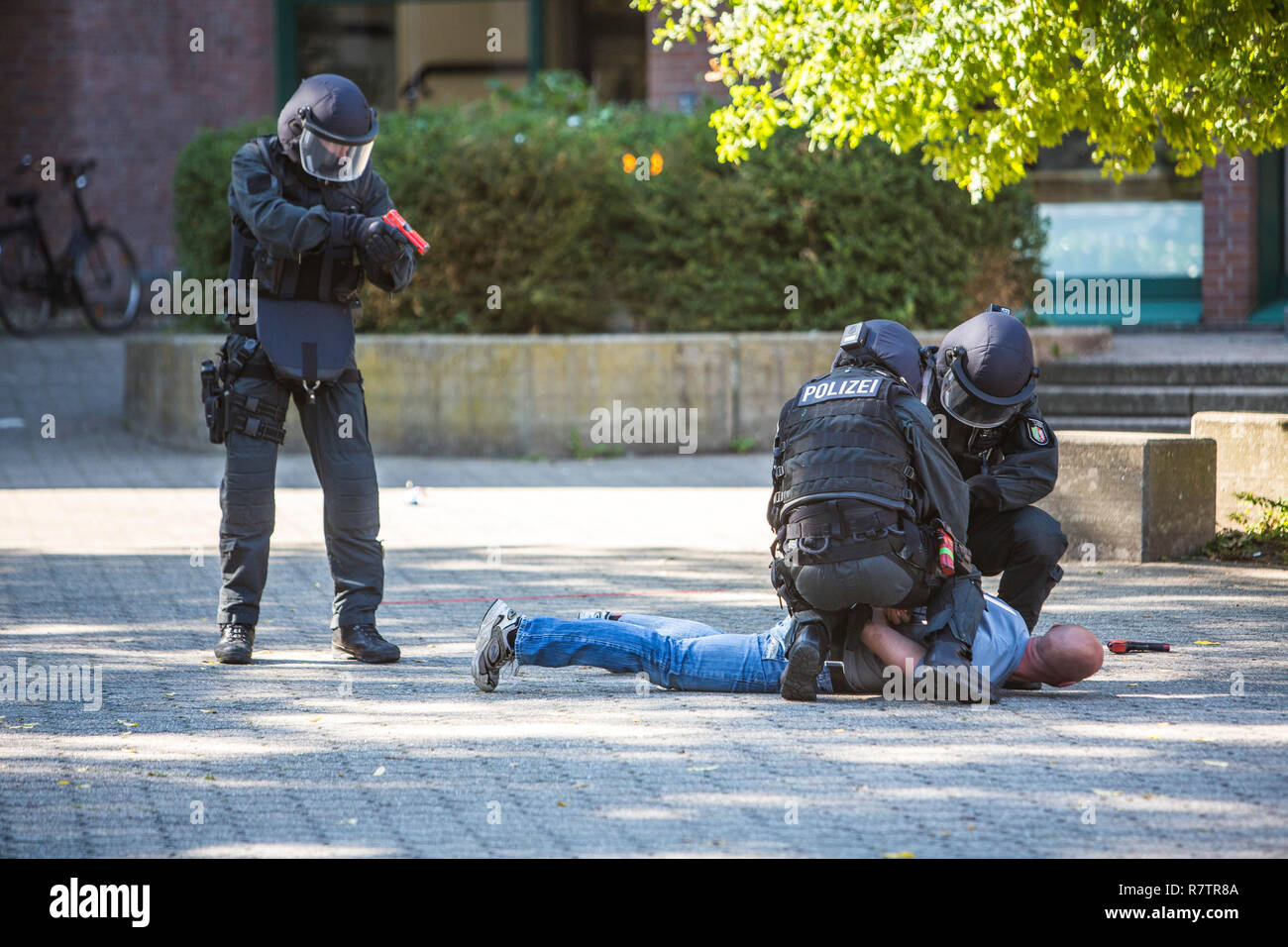 Spezialeinsatzkommandos, SEK, la speciale unità di risposta dello Stato tedesco le forze di polizia, utilizzando armi non in grado di Foto Stock