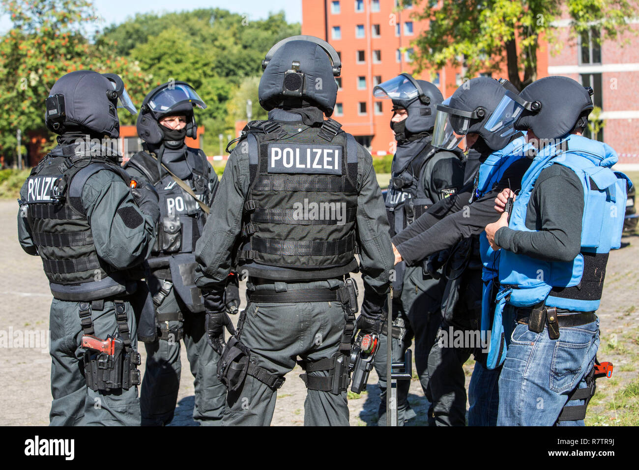 Spezialeinsatzkommandos, SEK, la speciale unità di risposta dello Stato tedesco le forze di polizia, con armi non in grado di sparare, Foto Stock
