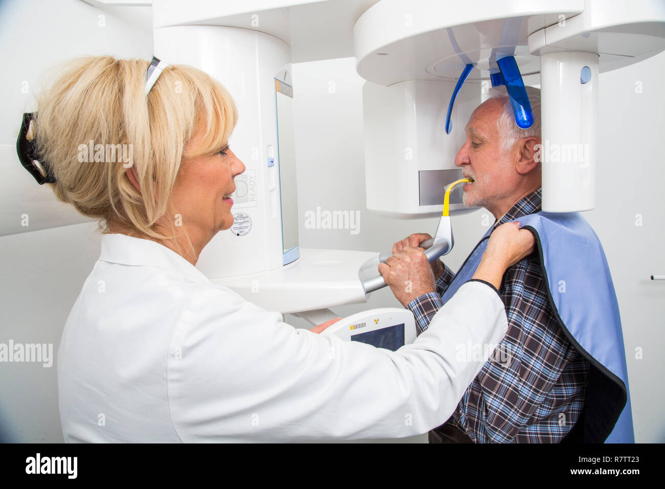L'uomo essendo preparato per un X-ray dei suoi denti, indossare un giubbotto di piombo per la protezione dalle radiazioni, Germania Foto Stock