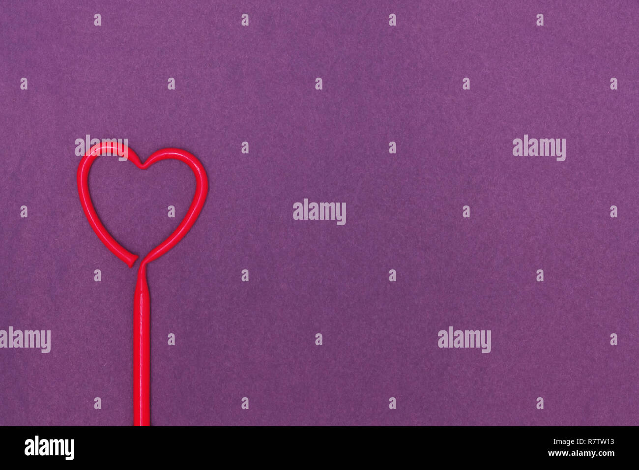 Il giorno di San Valentino. La composizione del cuore su uno sfondo viola. Vista superiore Foto Stock