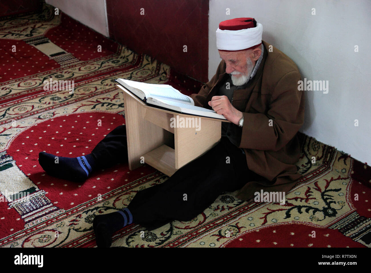 Uomo musulmano che studiano il Corano nella et'Hem Bey moschea, Xhamia e Et'Hem Beut, un ottomano edificio sacrale, Tirana, Albania Foto Stock