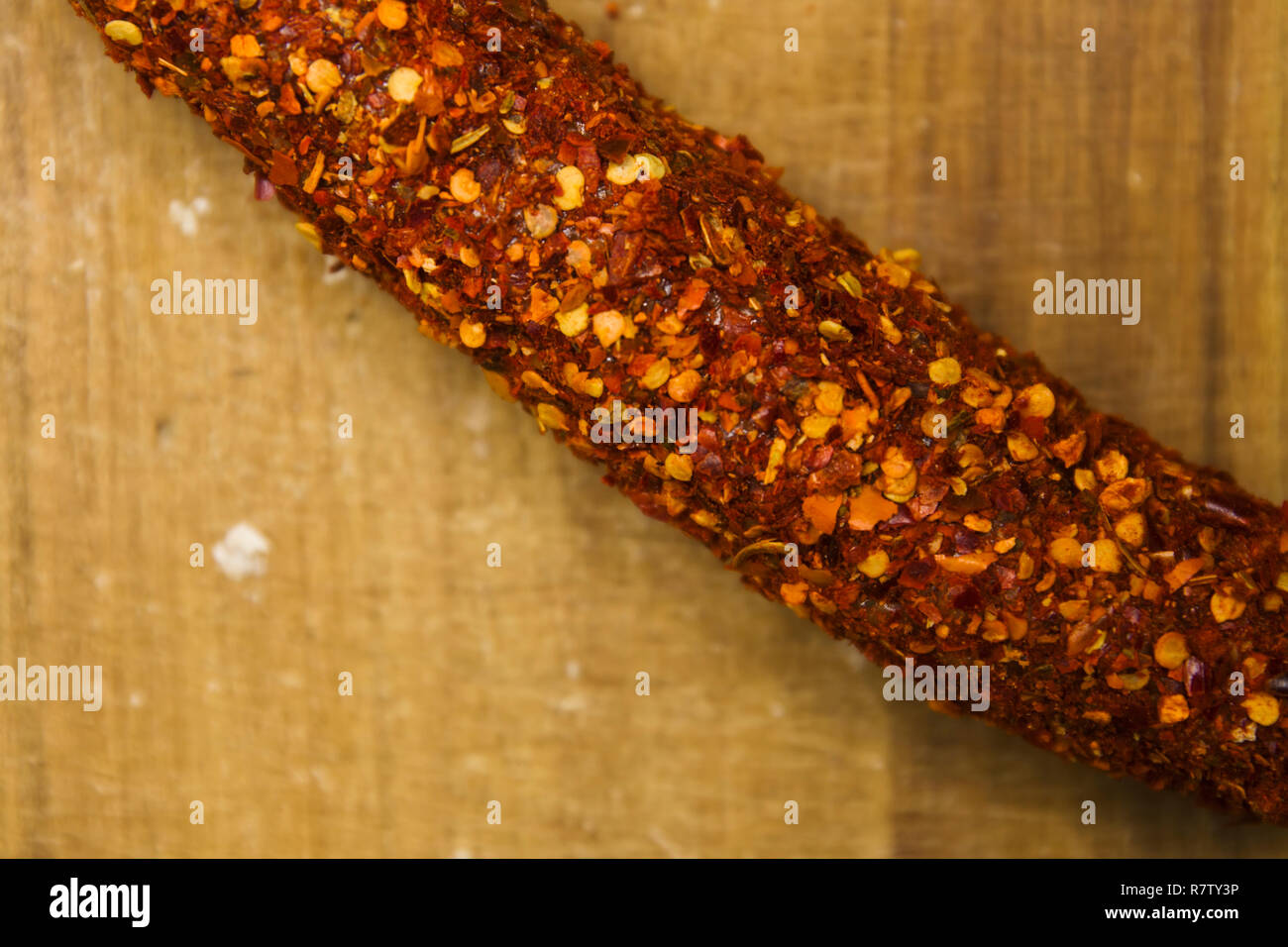 Il francese salsiccia secca da Auvergne sul tavolo di legno Foto Stock
