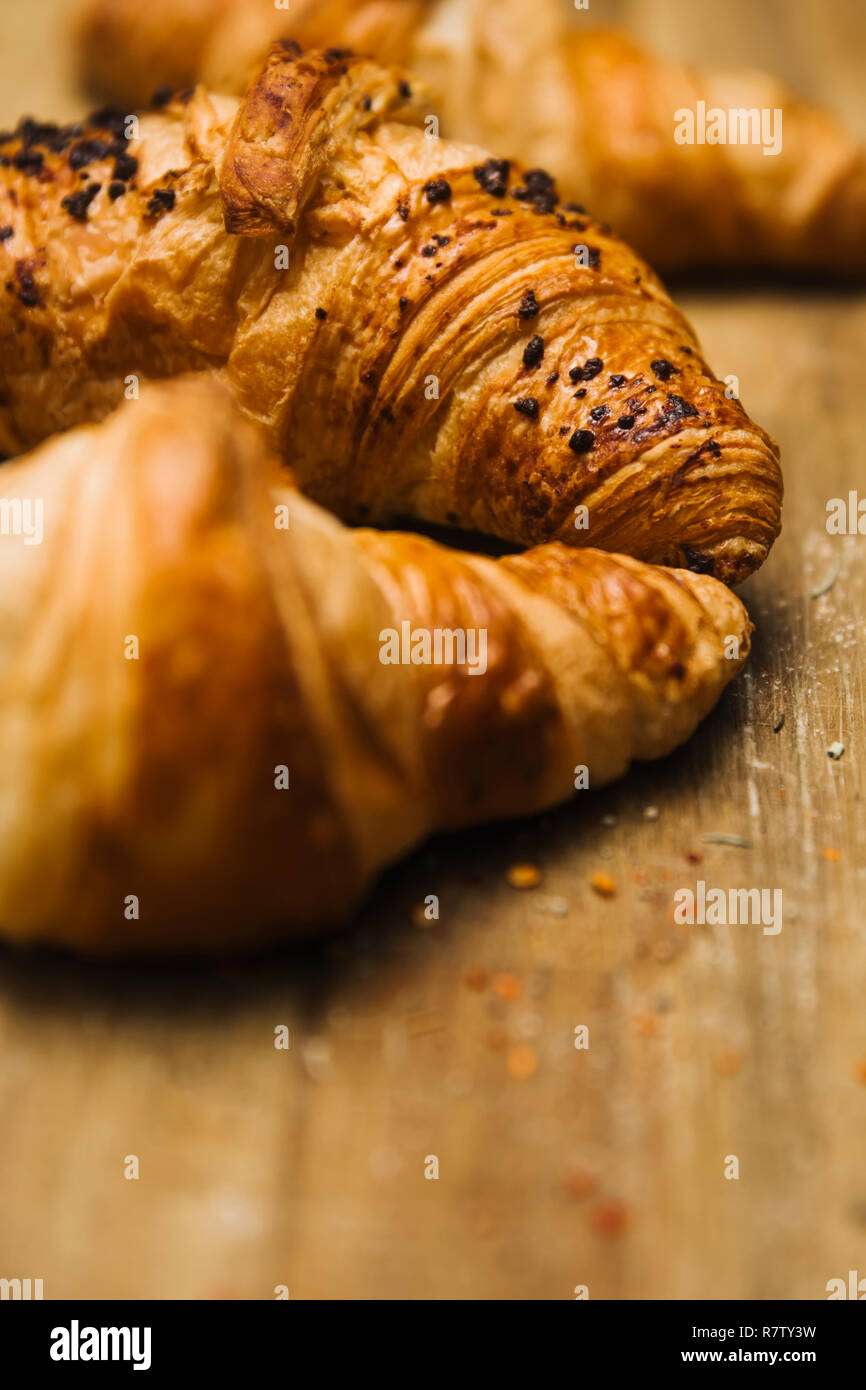 Freschi croissant francesi sul tavolo di legno Foto Stock