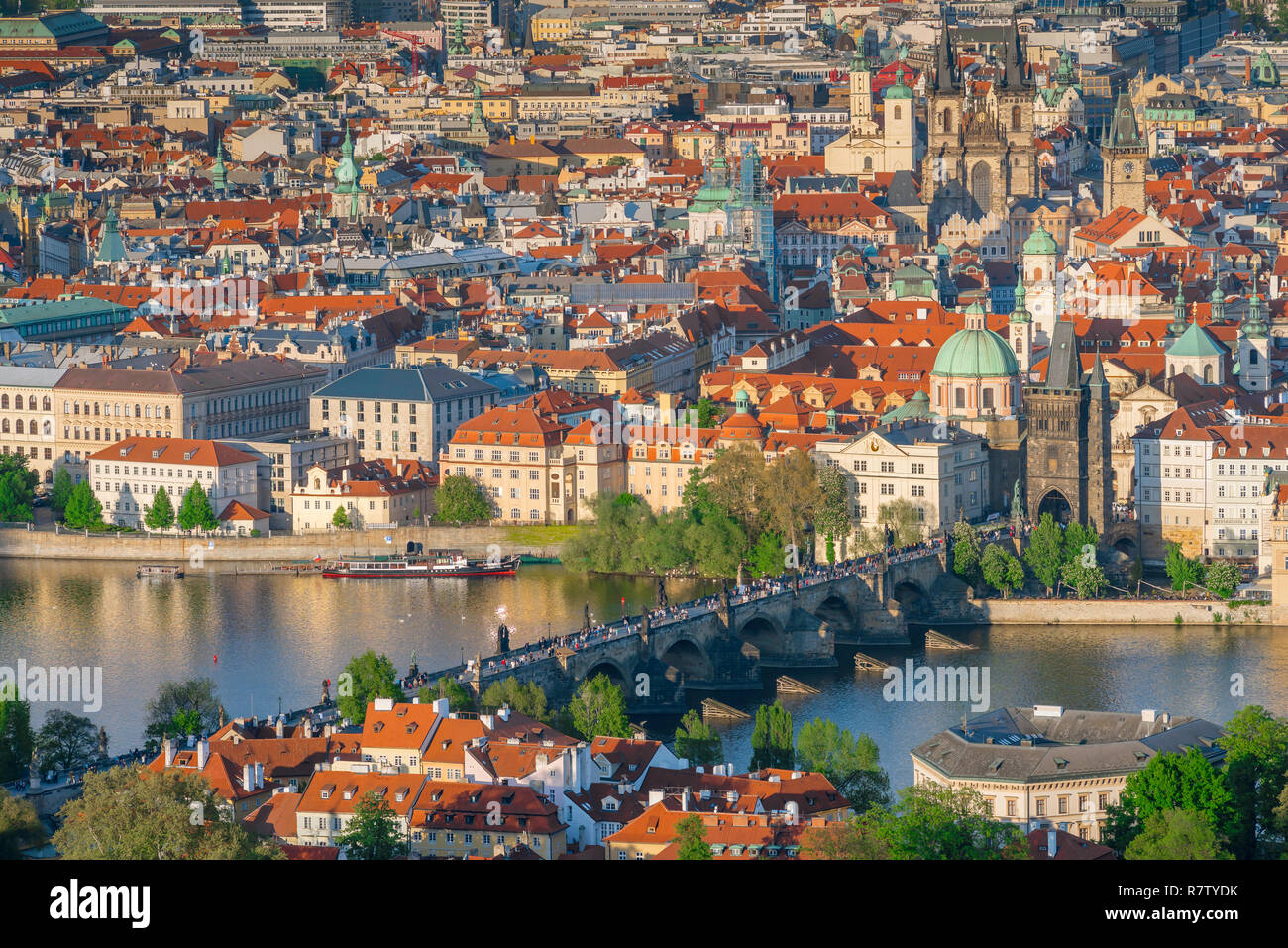 Il Ponte Carlo a Praga, vista aerea del Ponte Carlo e edifici della Città Vecchia - Stare Mesto - distretto di Praga, Repubblica Ceca. Foto Stock