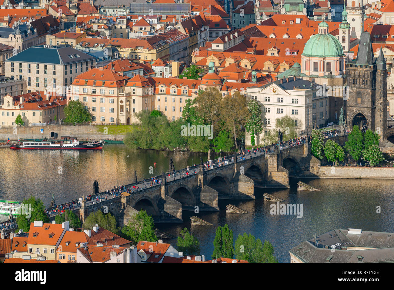 Prague Charles Bridge, vista aerea del Ponte Carlo e edifici della Città Vecchia - Stare Mesto - distretto di Praga, Repubblica Ceca. Foto Stock