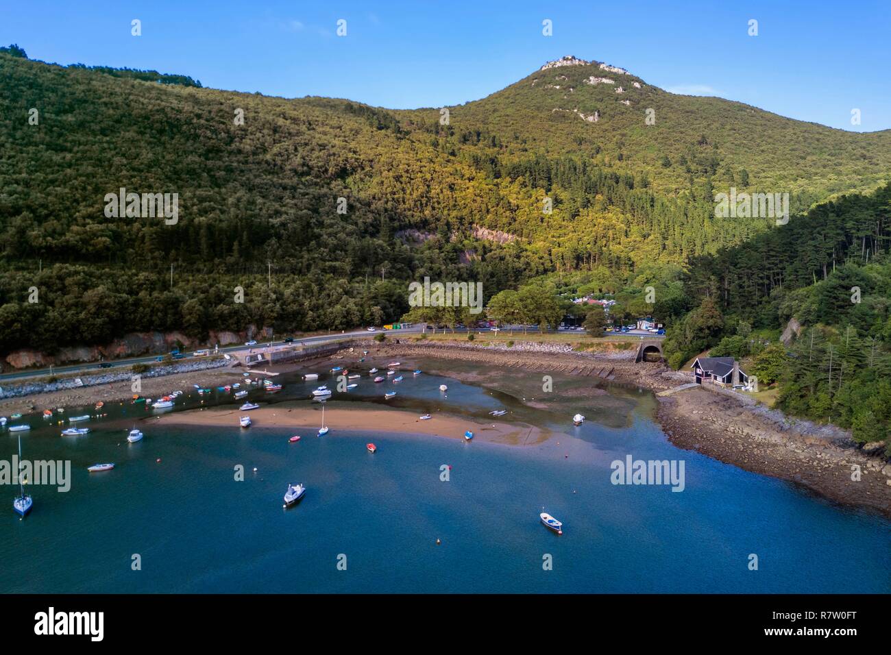 Spagna, Paesi Baschi, provincia di Biscaglia, Gernika-Lumo regione, Urdaibai estuario Riserva della Biosfera, estuario del fiume Oka a bassa marea a sud di Mundaka, piccolo ancoraggio di Laida (vista aerea) Foto Stock