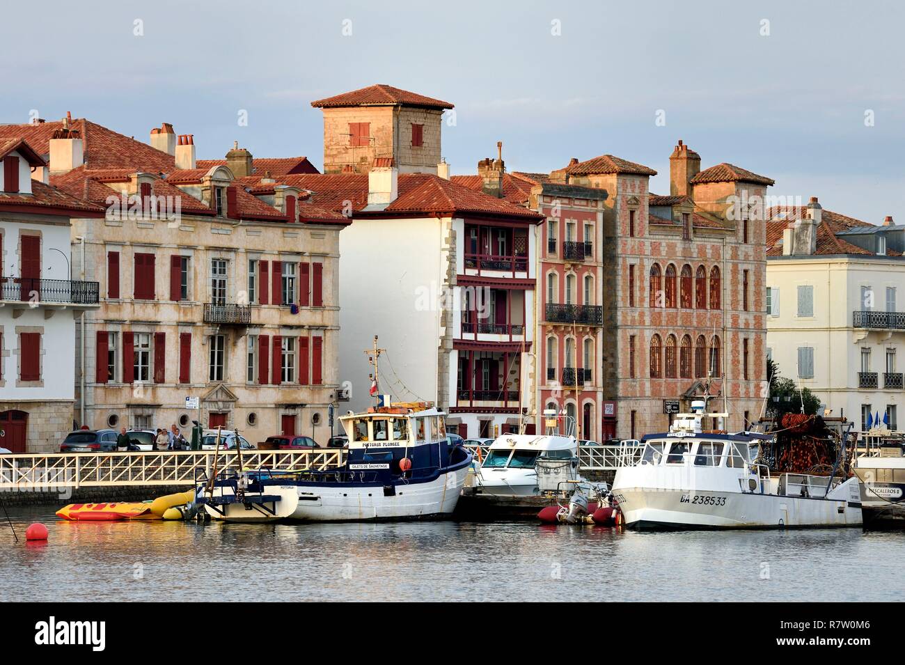 Francia, Pirenei Atlantiques, Paese Basco, Saint Jean de Luz, il porto di pesca e la Maison de l'infante sullo sfondo a destra Foto Stock