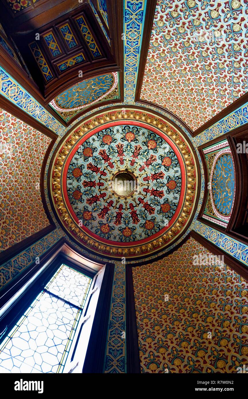 Francia, Pirenei Atlantiques, Paese Basco costa, Hendaye, Abbadia castello costruito nel 1870 da Eugène Viollet-le-Duc per Antoine d'Abbadie d'Arrast, l'Arabo sala fumatori con la sua cupola dipinta e stile moresco pareti del personale Foto Stock