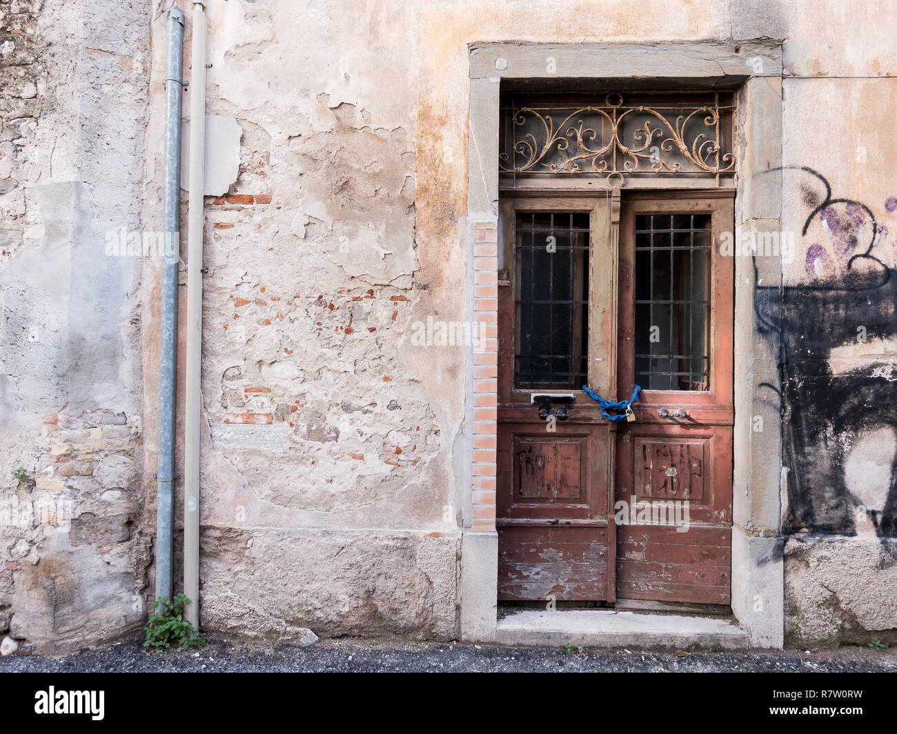 Vecchia chiusa la porta di legno con catena e un lucchetto. Foto Stock