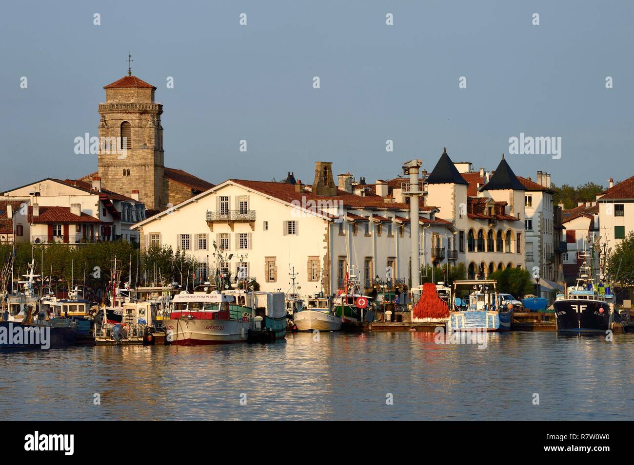 Francia, Pirenei Atlantiques, Paese Basco, Saint Jean de Luz, il porto di pesca, la facciata bianca del municipio, la casa di Luigi XIV sulla destra e la Saint-Jean-Baptiste (San Giovanni Battista) Chiesa Foto Stock