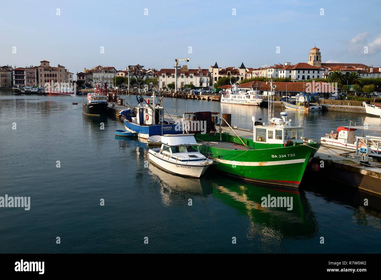 Francia, Pirenei Atlantiques, Paese Basco, Saint Jean de Luz, il porto di pesca e la casa dell'Infante a sinistra sullo sfondo Foto Stock