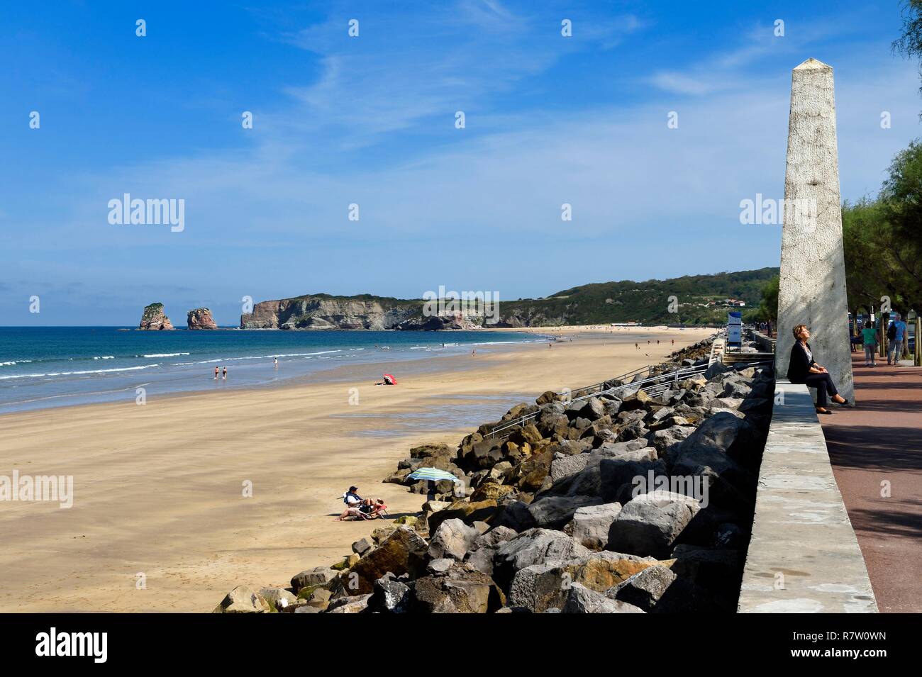 Francia, Pirenei Atlantiques, Paese Basco costa, Hendaye, il cosiddetto scogli gemelli alla fine di Hendaye spiaggia sono un'estensione del basco Corniche Foto Stock