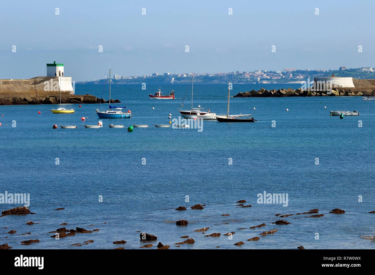 Francia, Pirenei Atlantiques, Paese Basco costa, Ciboure, la baia di Saint Jean de Luz e Biarritz in background Foto Stock